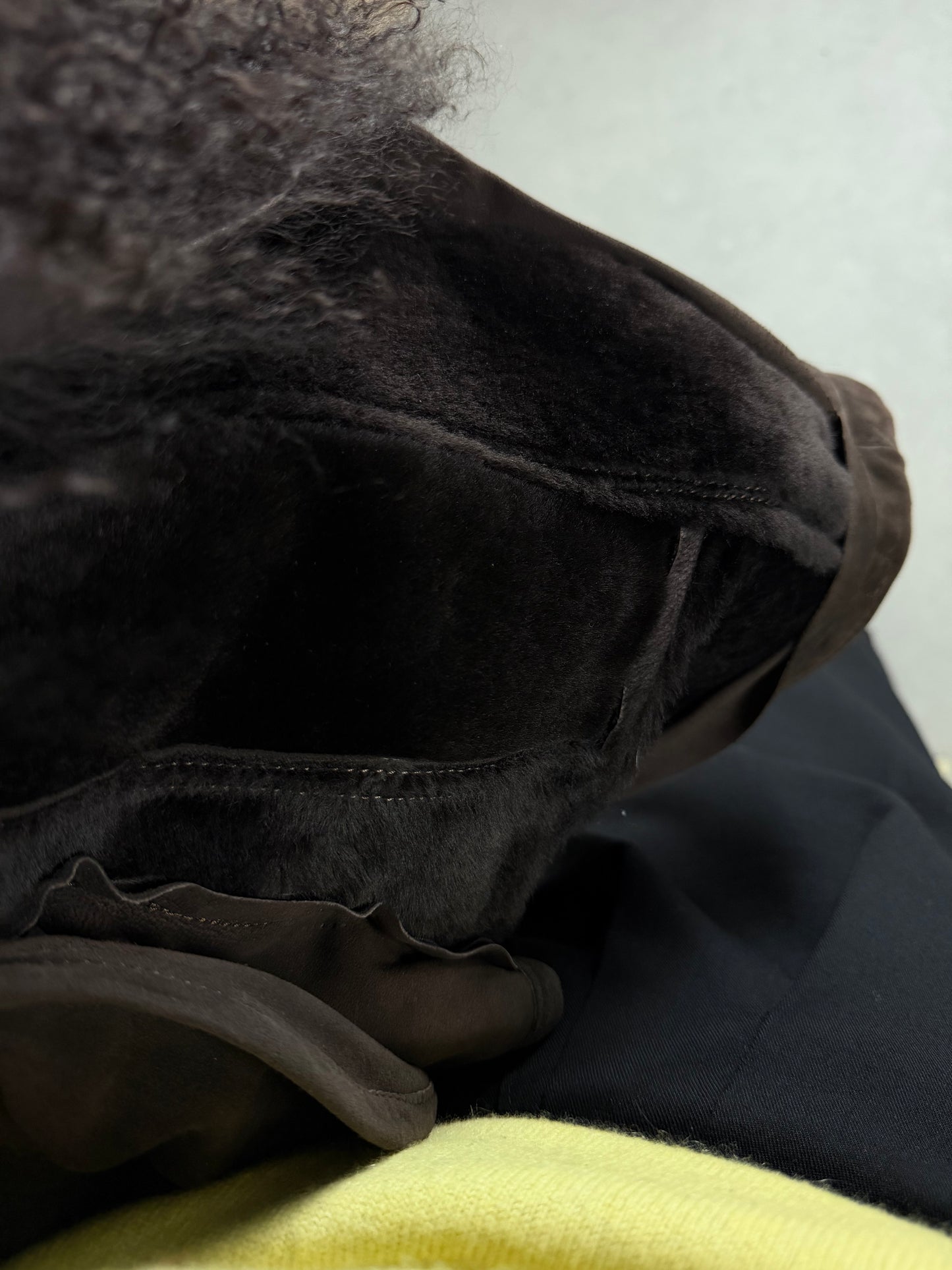 Shearling marrone con collo in pelliccia di Mongolia