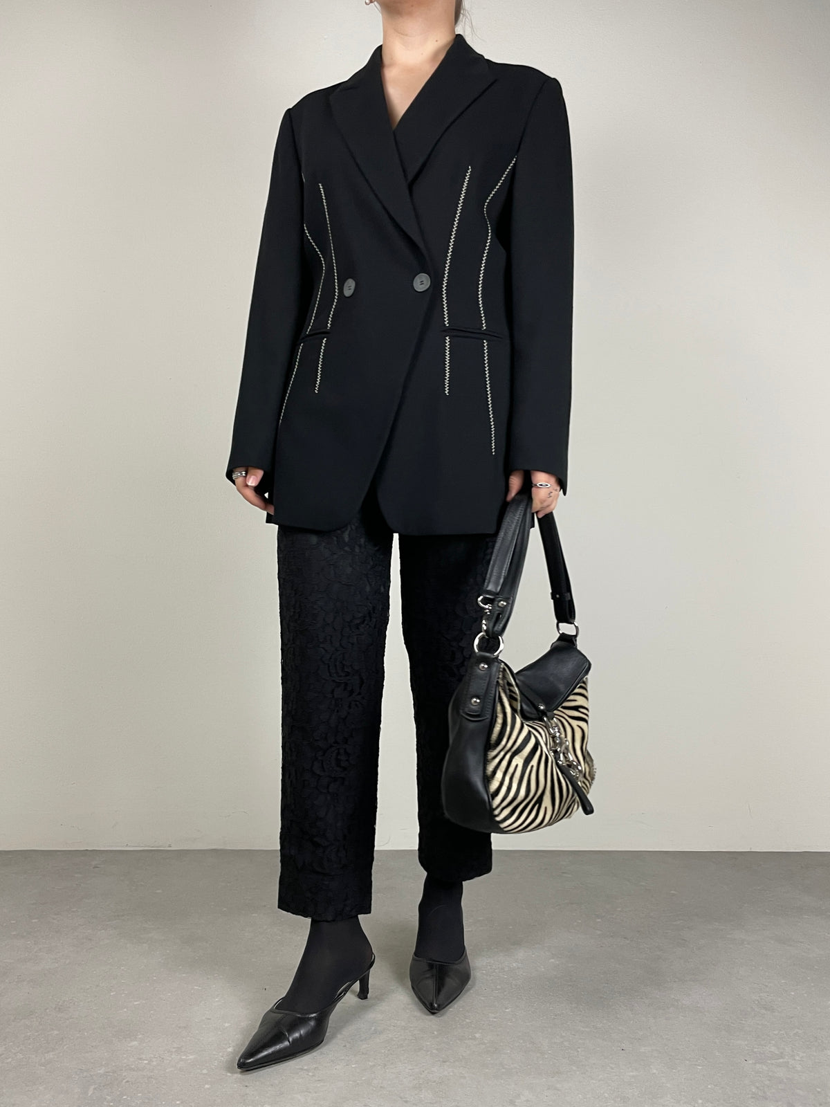 Blazer in lana vergine nero con ricami bianchi