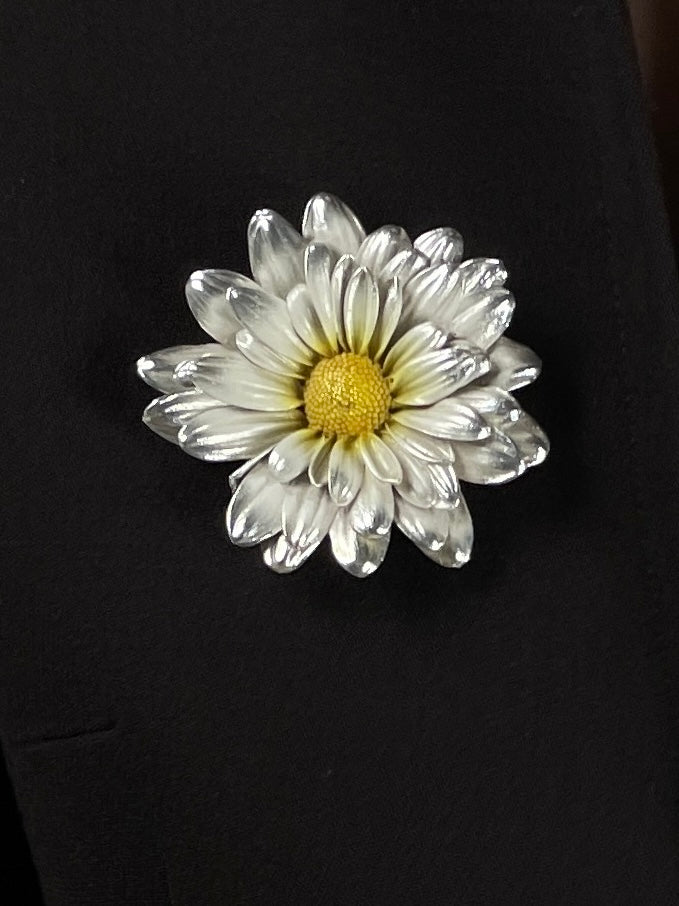 Spilla con Margherita naturale ricoperta in argento