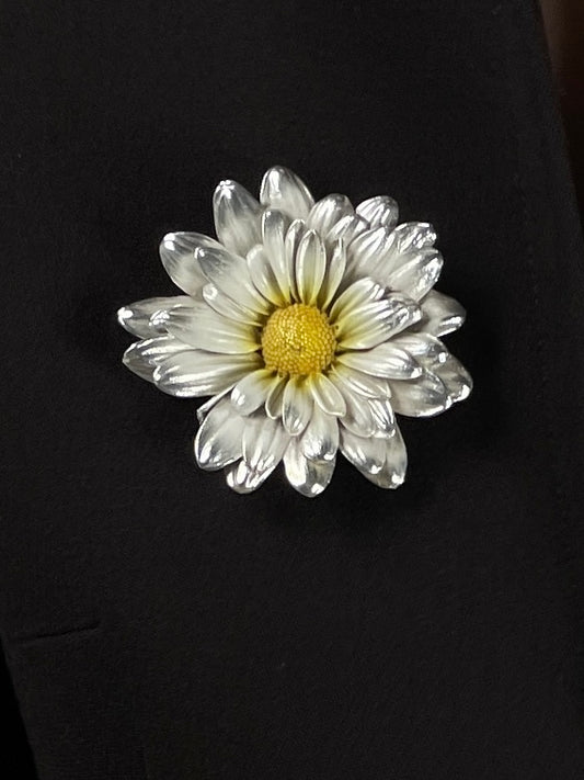Spilla con Margherita naturale ricoperta in argento