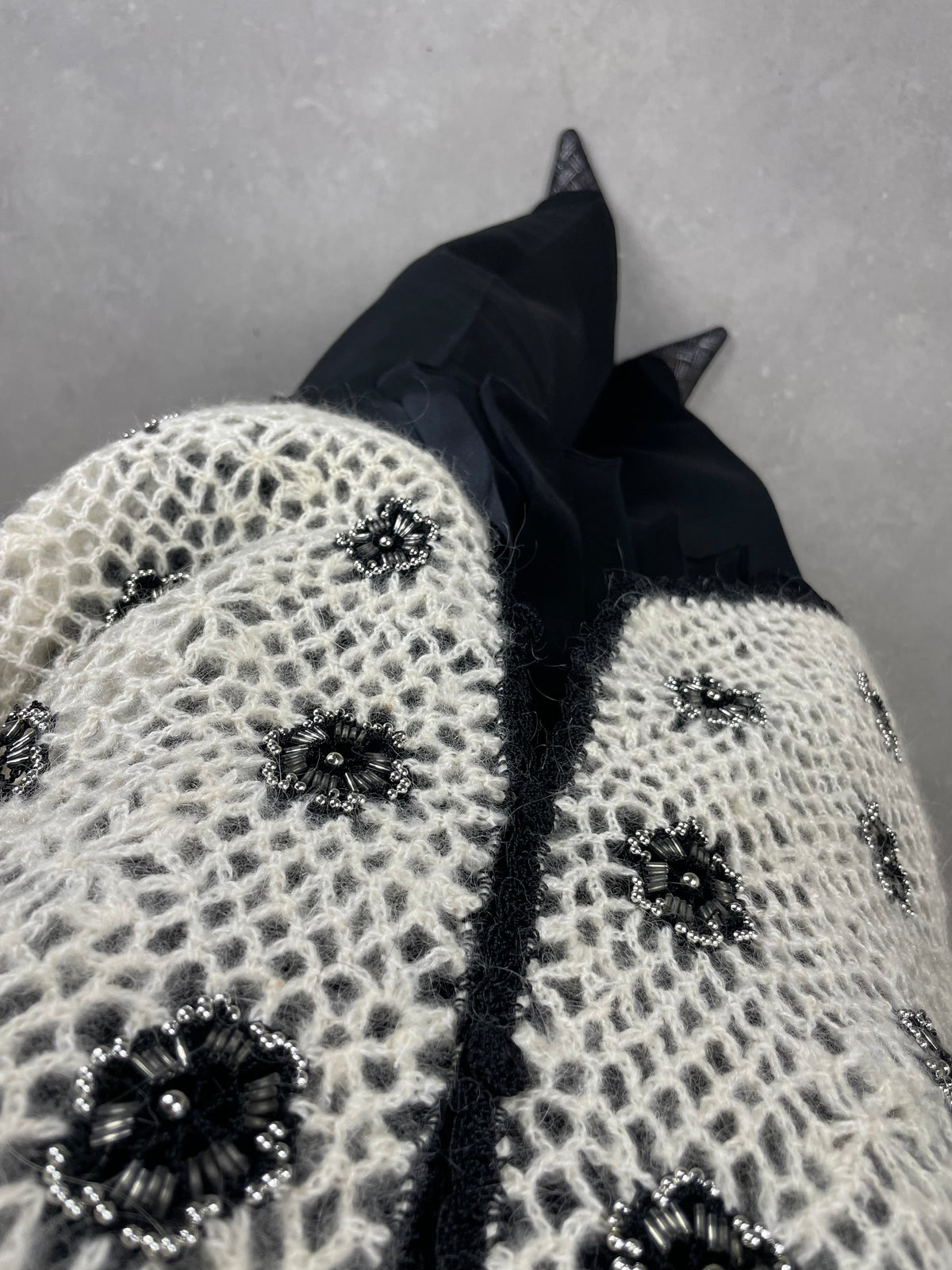 Gilet fatto a mano in lana con fiori e perline