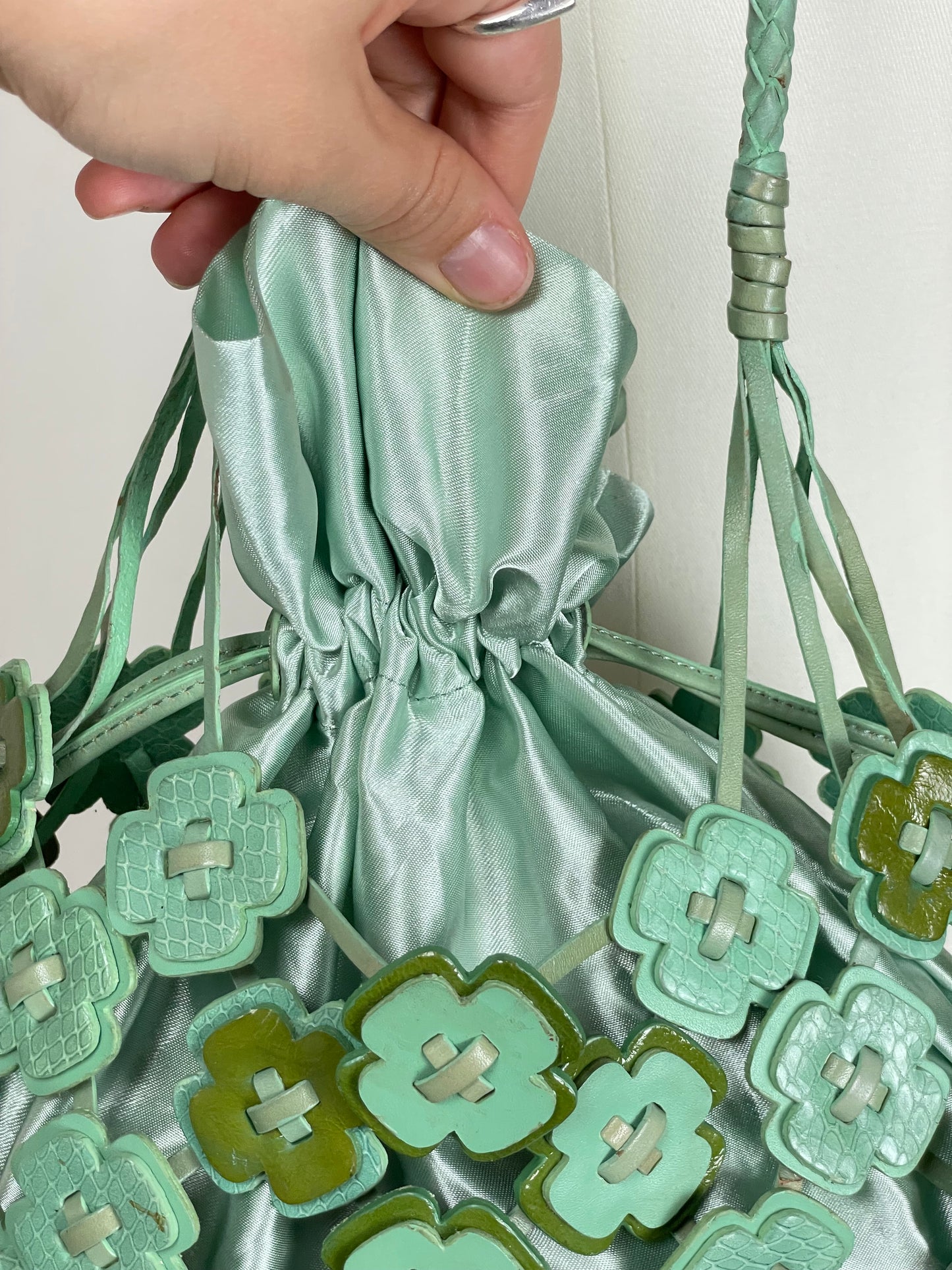 Borsa in vera pelle intrecciata con applicazioni floreali