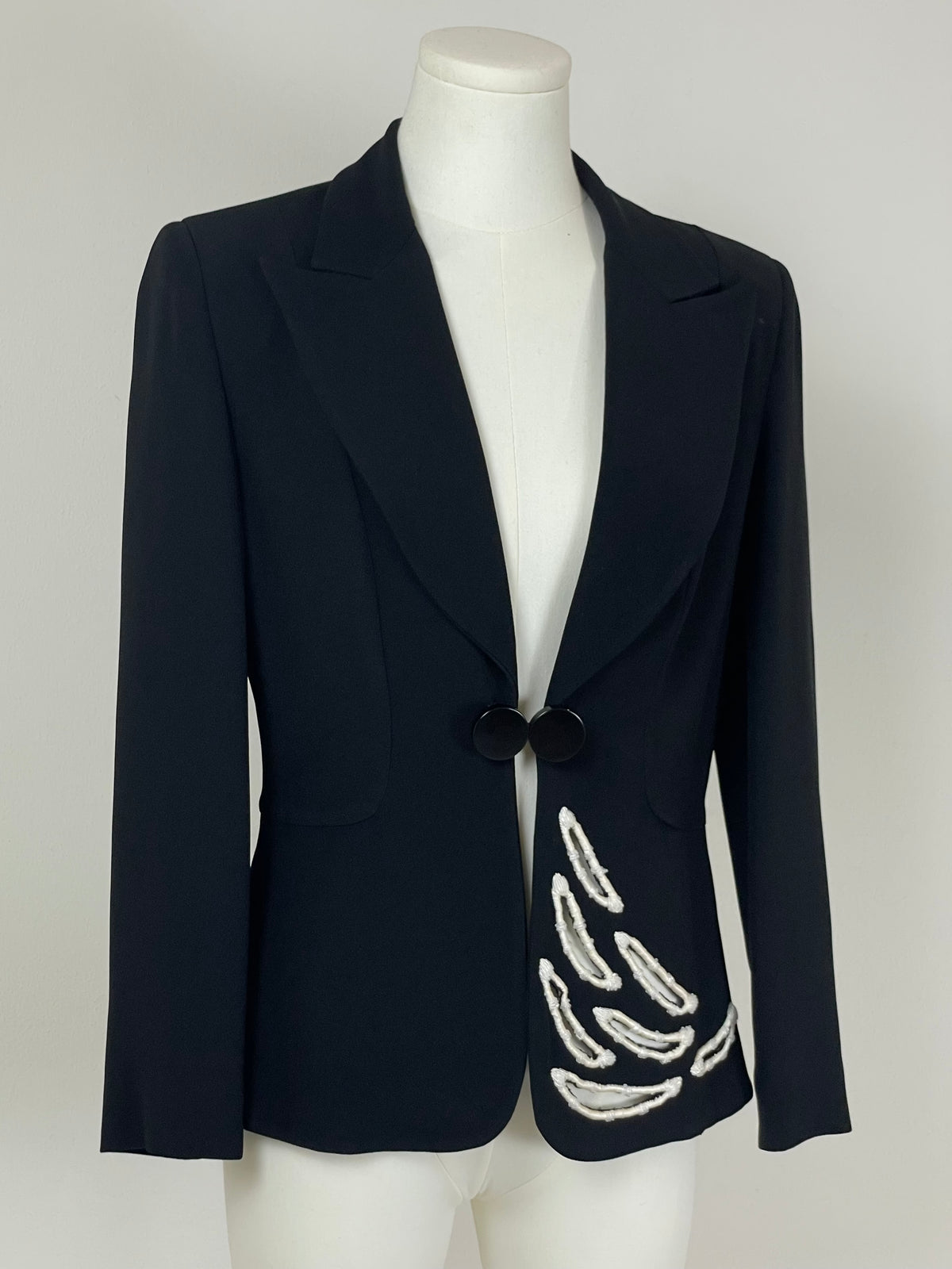 Blazer nero con ricamo intagliato