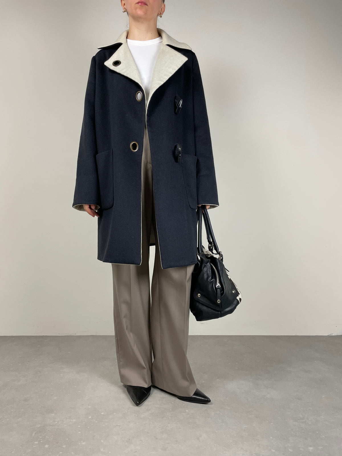 Cappotto grigio con alamari in lana, angora e cammello