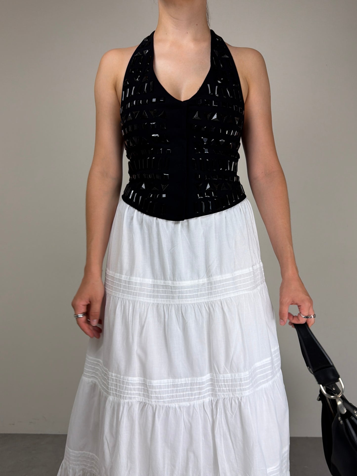 Top nero con pietre nere sfaccettate