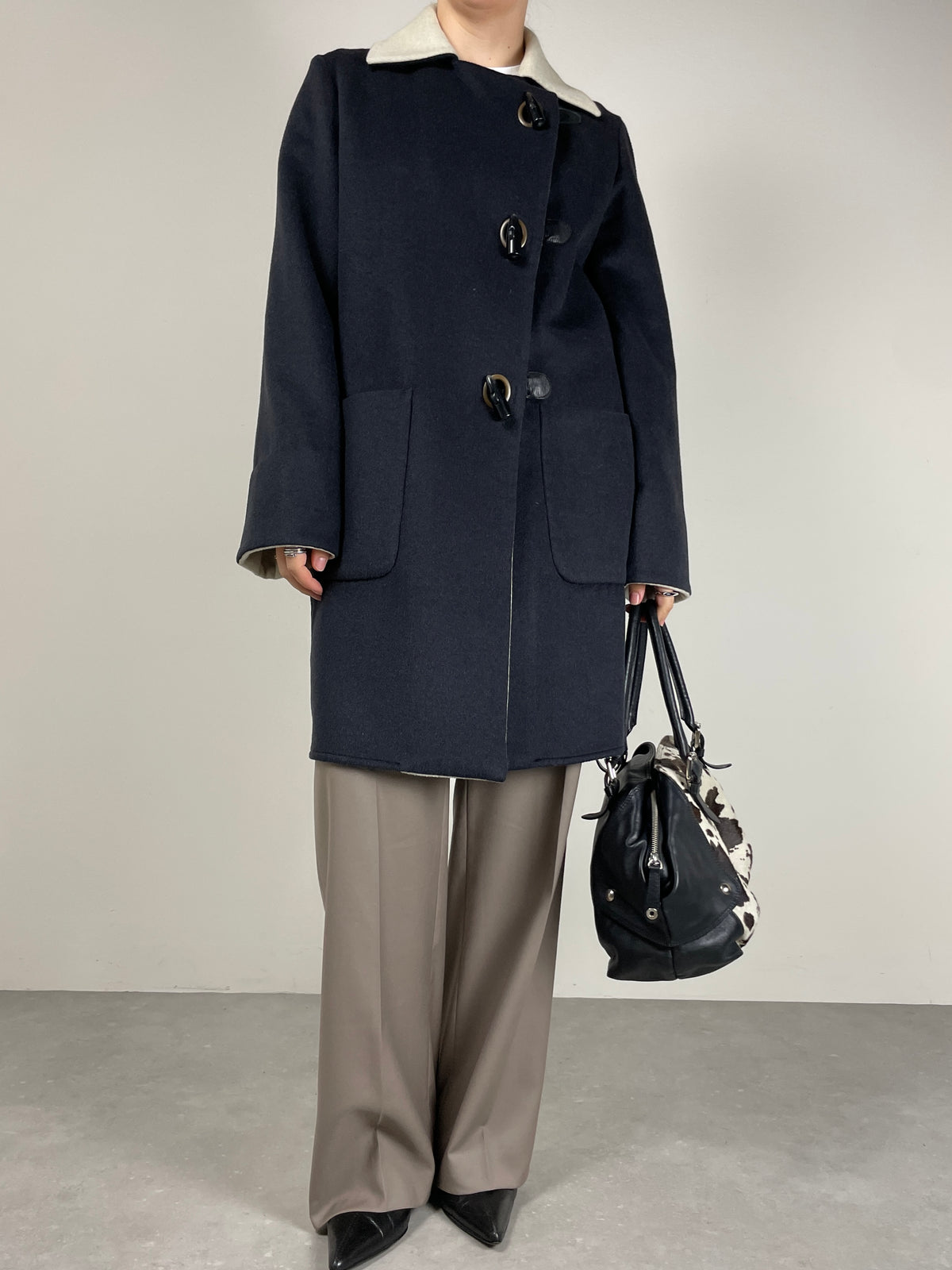 Cappotto grigio con alamari in lana, angora e cammello