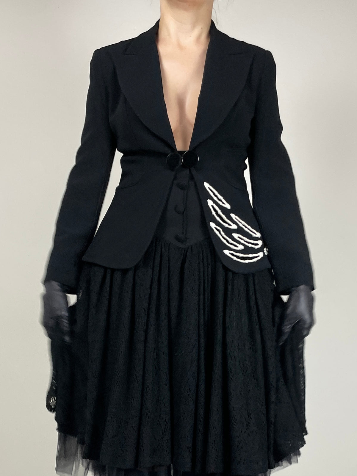 Blazer nero con ricamo intagliato