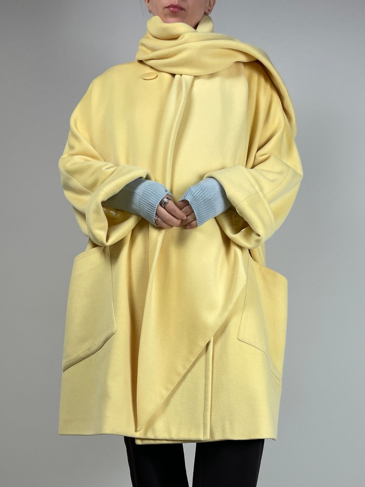 Cappotto in lana angora e cashmere con sciarpa integrata