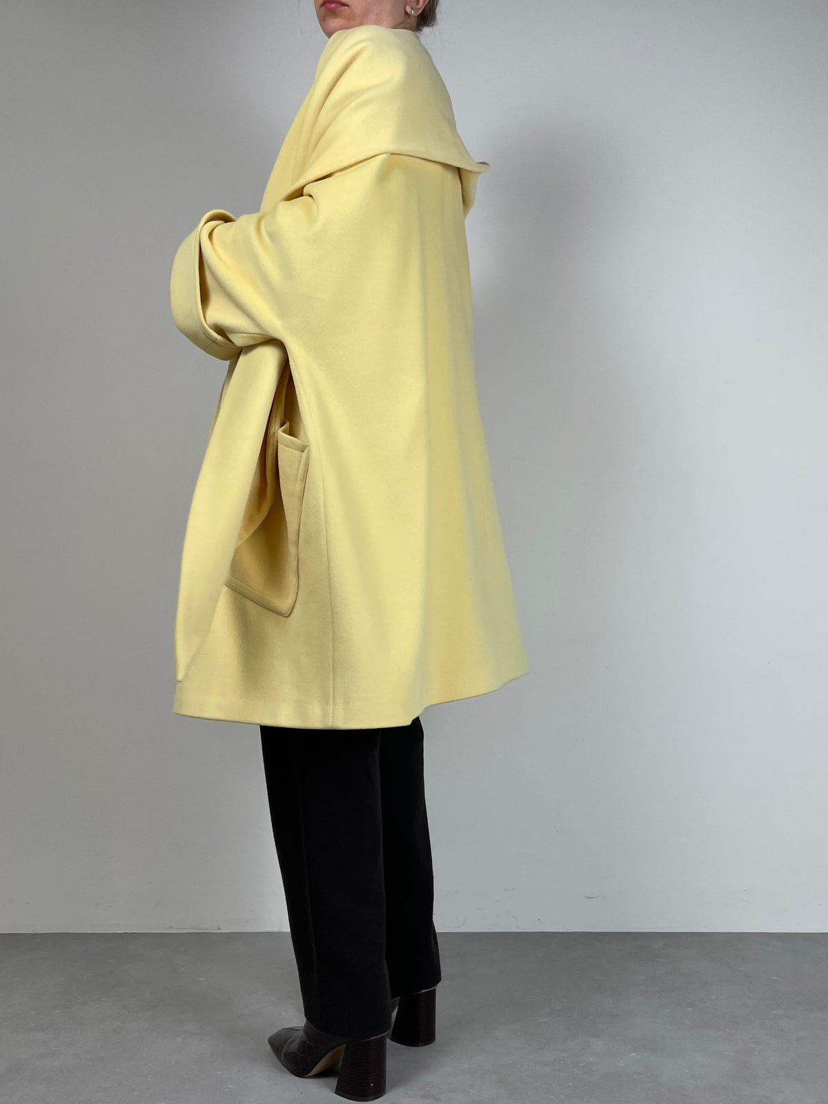 Cappotto in lana angora e cashmere con sciarpa integrata