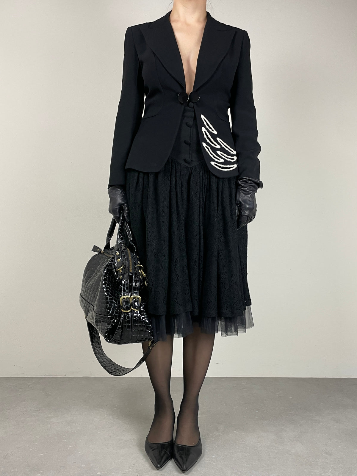Blazer nero con ricamo intagliato
