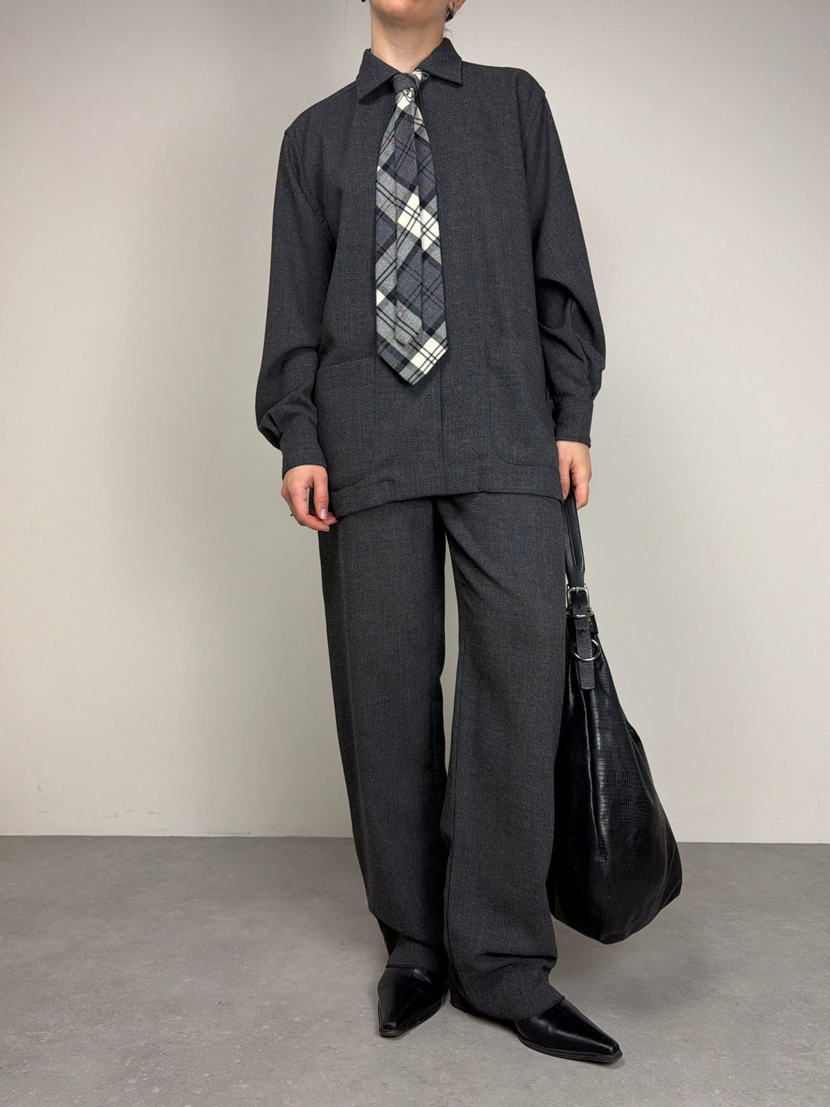 Completo in crêpe di lana con camicia e pantalone