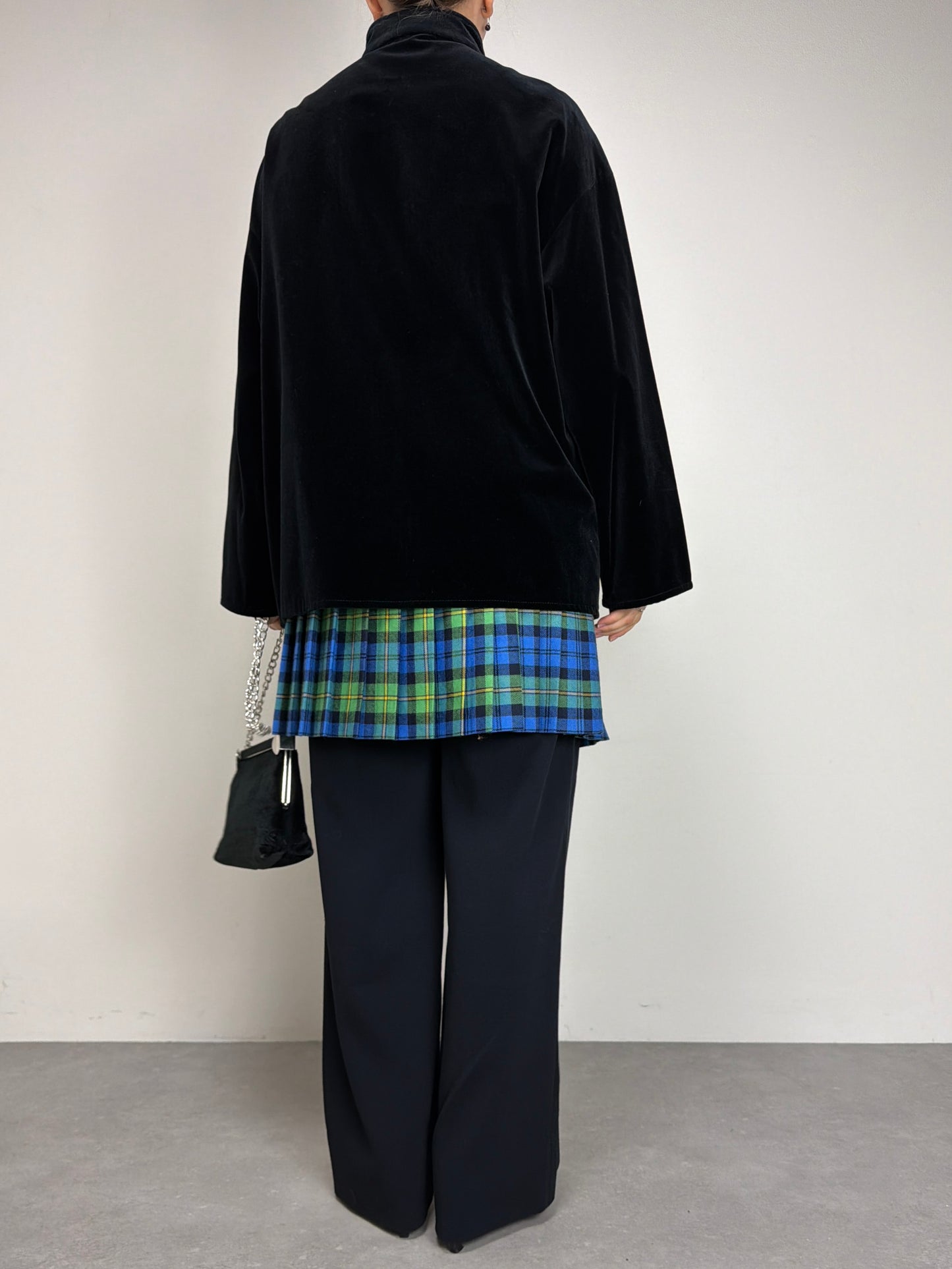 Giacca vintage in velluto di cotone nero con chiusura al collo