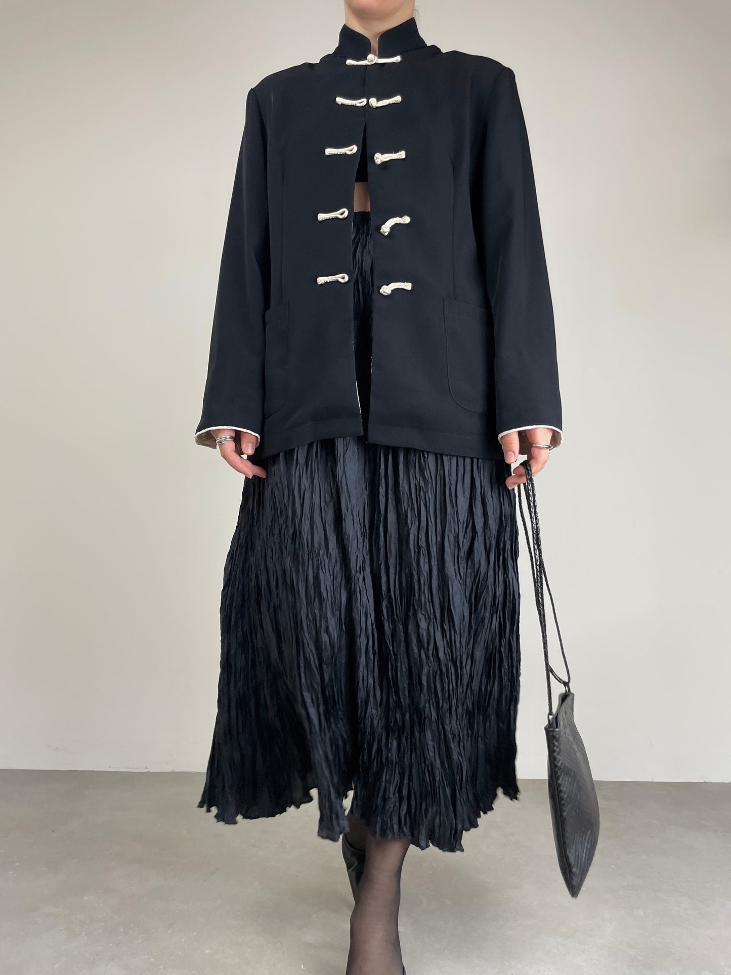Giacca nera stile orientale con alamari bianchi