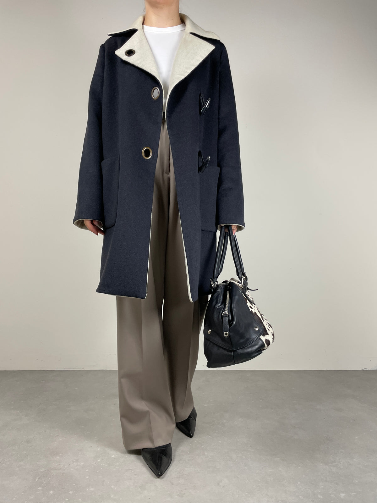 Cappotto grigio con alamari in lana, angora e cammello
