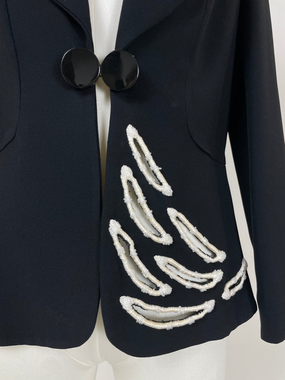 Blazer nero con ricamo intagliato