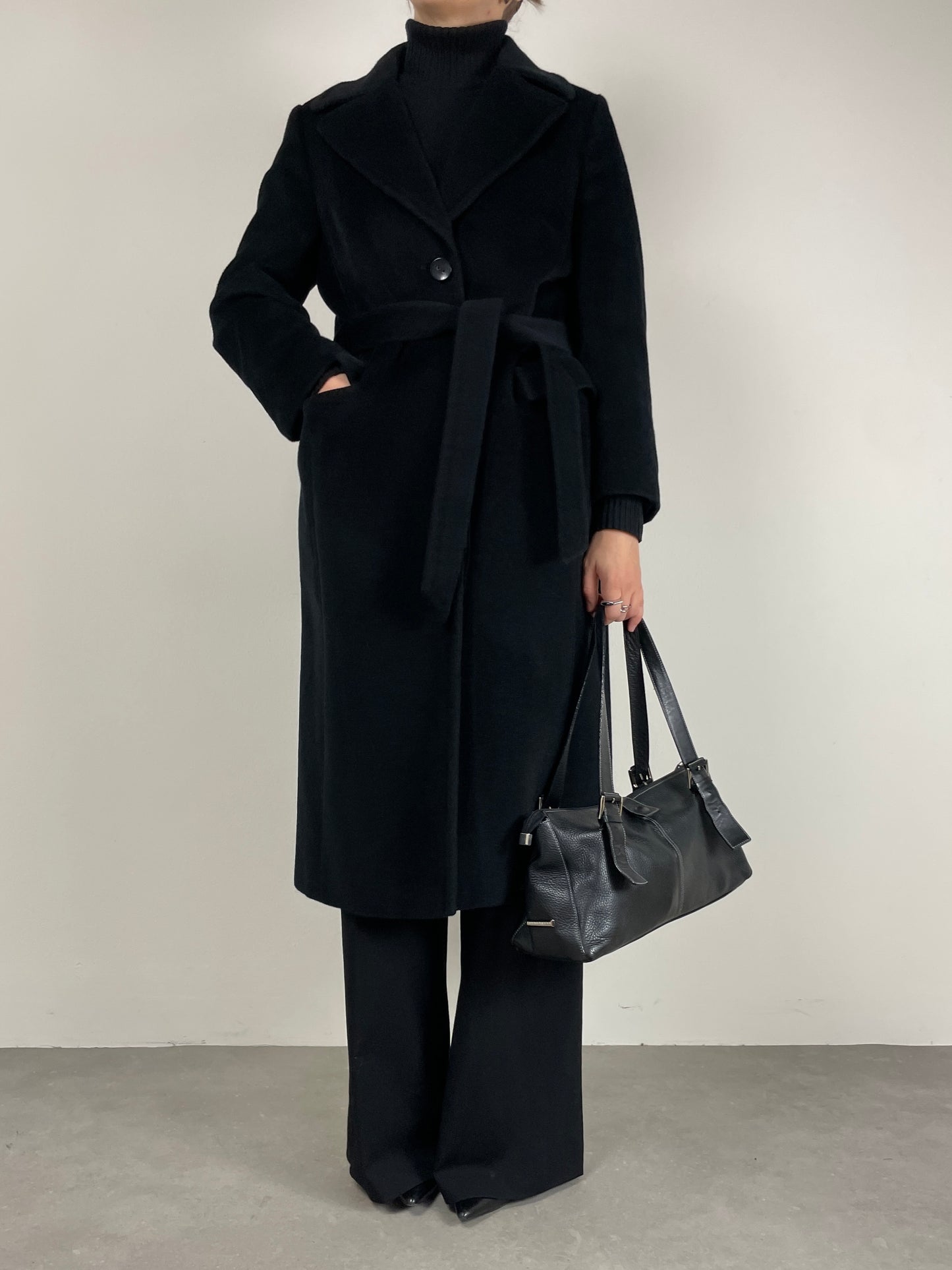 Cappotto nero in lana e angora