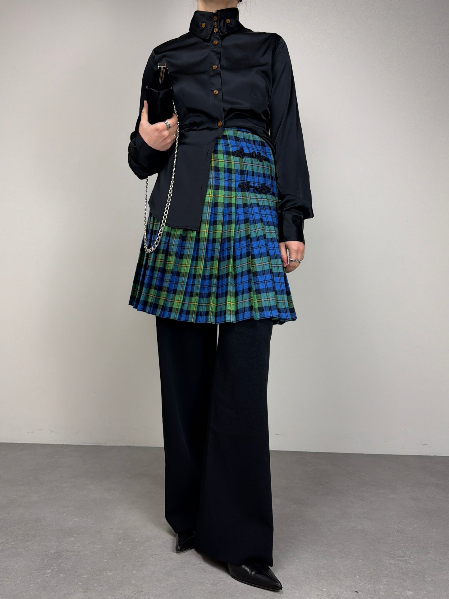 Gonna a pieghe in fantasia tartan con alamari