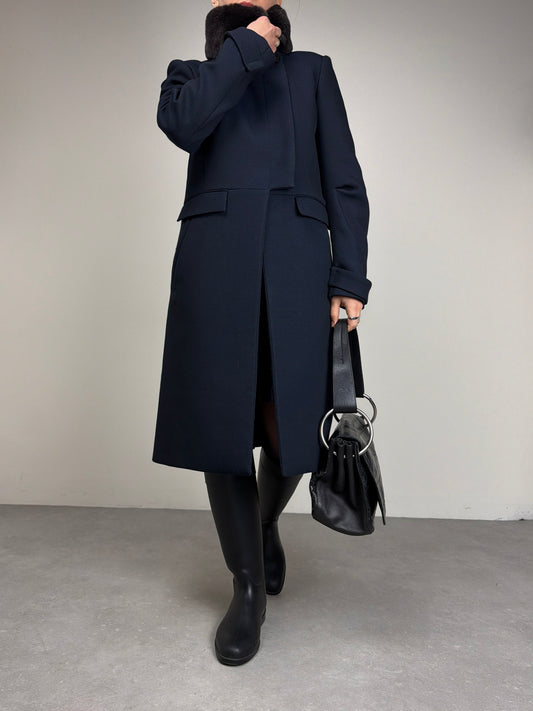 Cappotto Cerruti asimmetrico in misto lana blu con colletto in vera pelliccia
