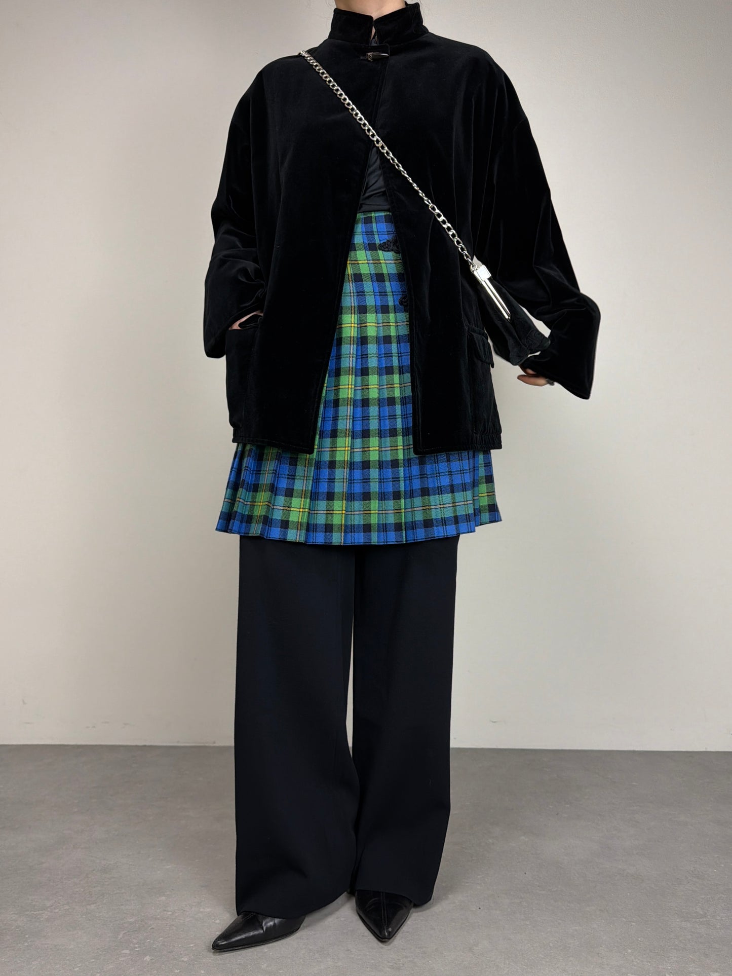 Giacca vintage in velluto di cotone nero con chiusura al collo