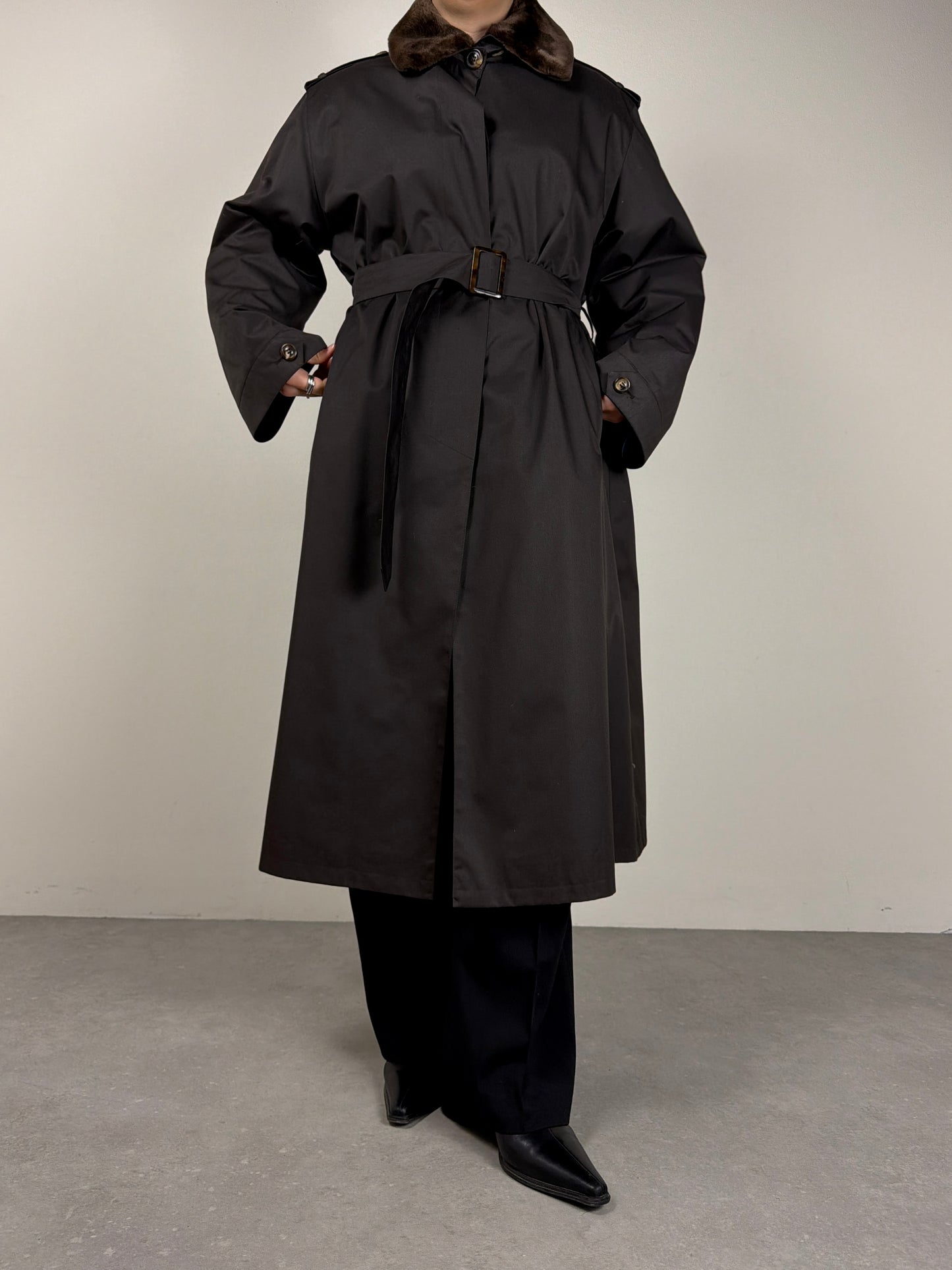 Trench vintage new old stock marrone, con l’interno staccabile in vera pelliccia lapin