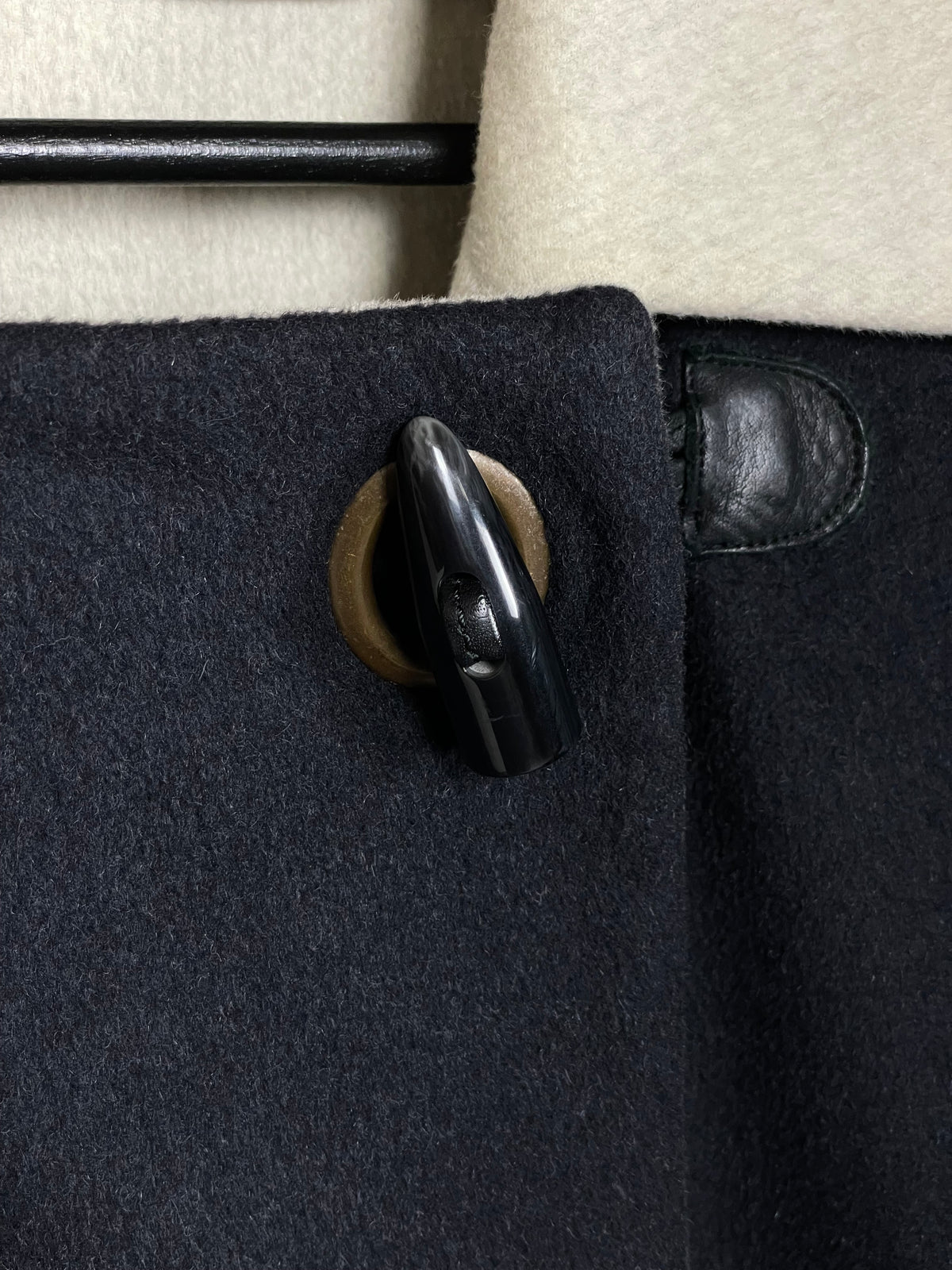 Cappotto grigio con alamari in lana, angora e cammello