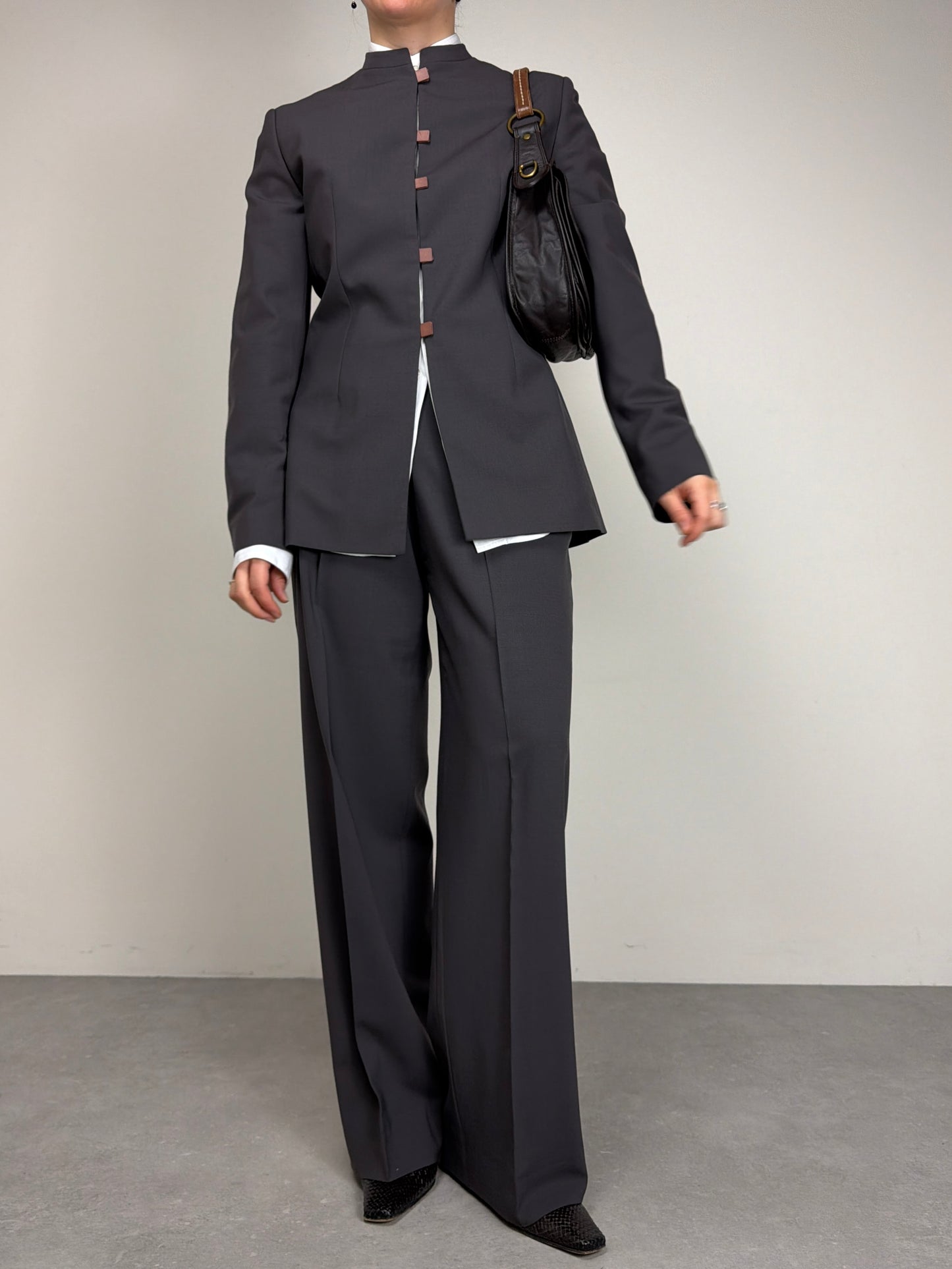 Completo vintage minimal in fresco di lana grigio salvia