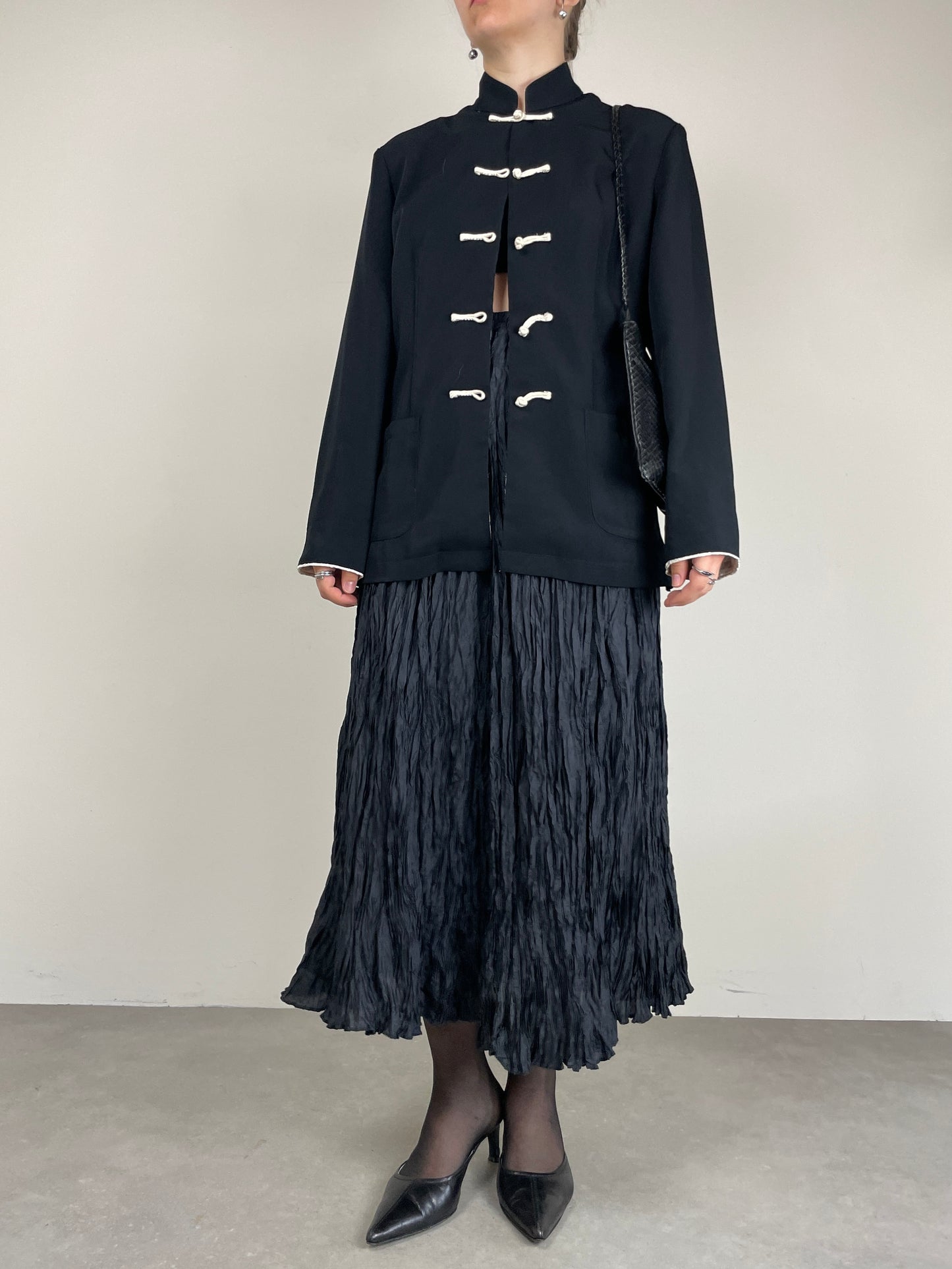 Giacca nera stile orientale con alamari bianchi