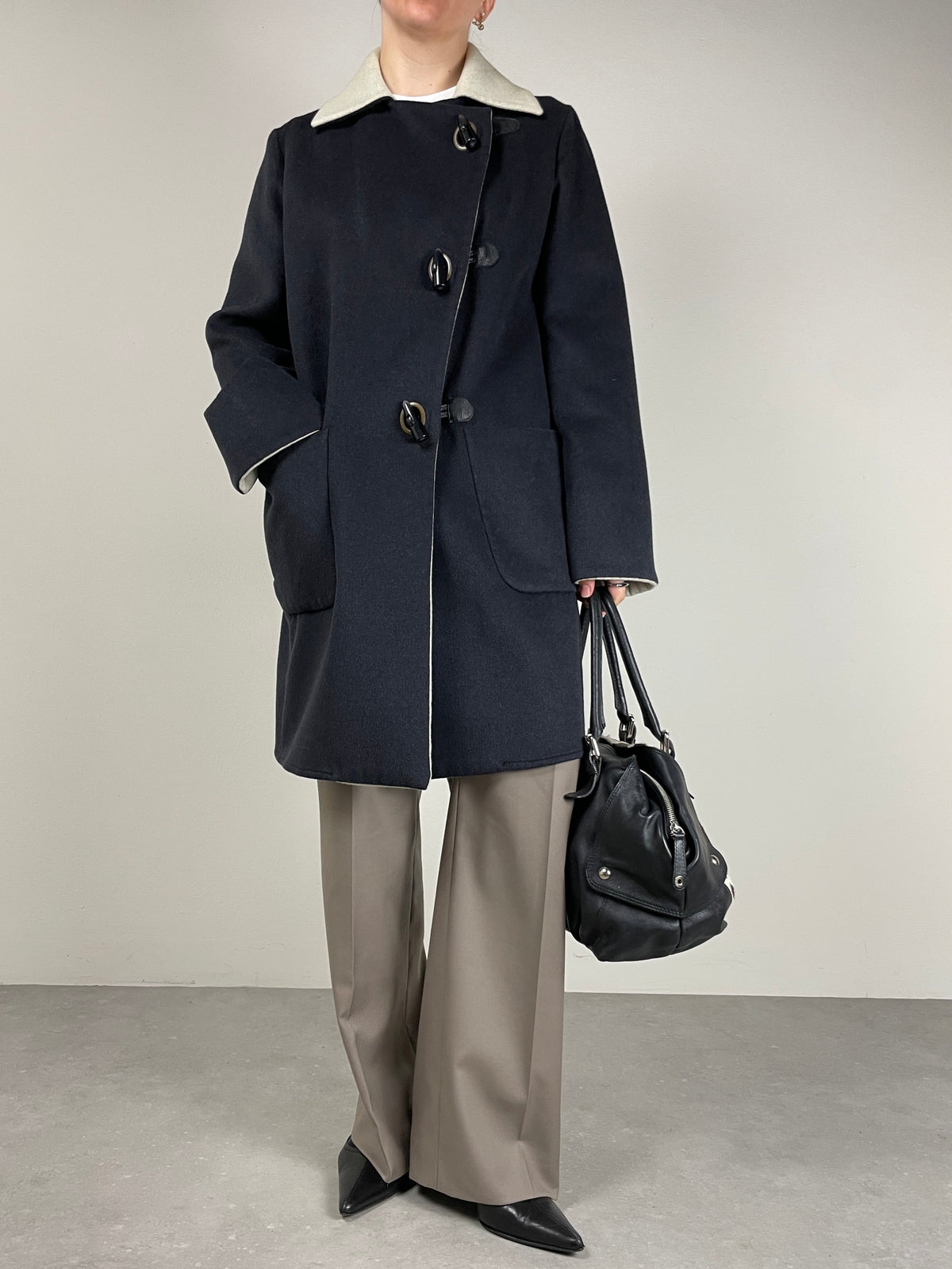 Cappotto grigio con alamari in lana, angora e cammello
