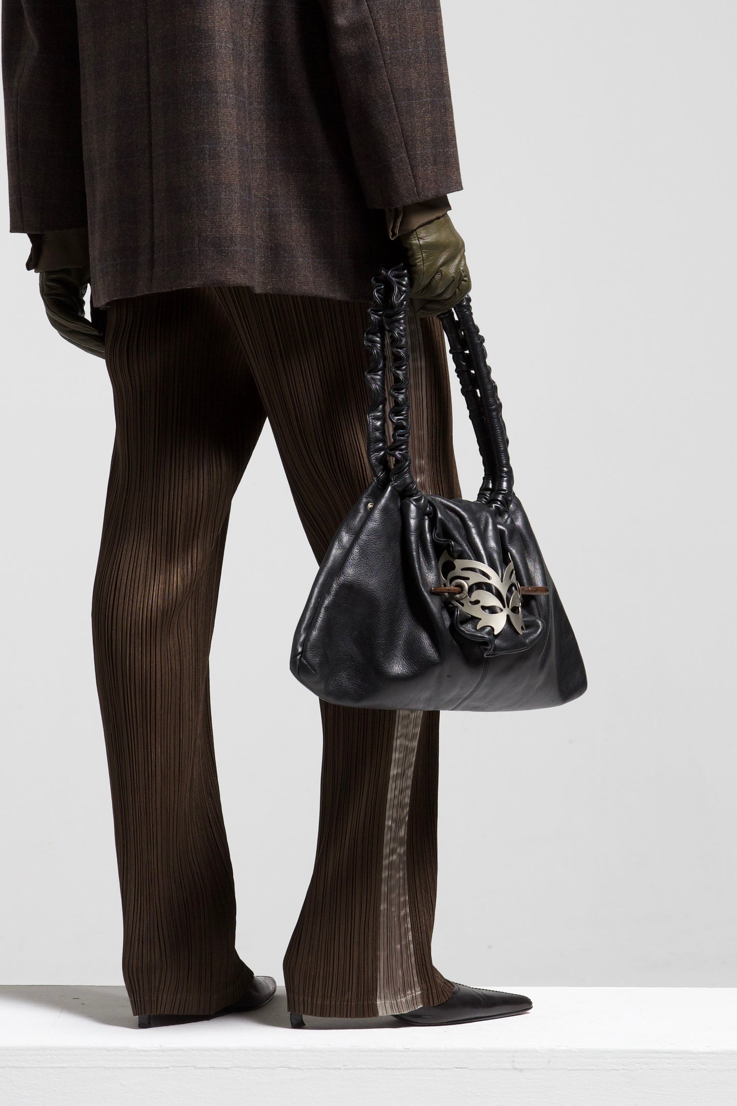 Borsa in vera pelle con farfalla in metallo rimovibile