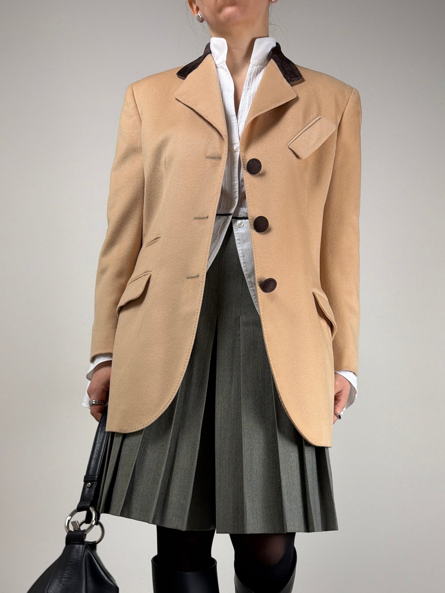 Blazer sartoriale in lana e cashmere con inserti in pelle scamosciata