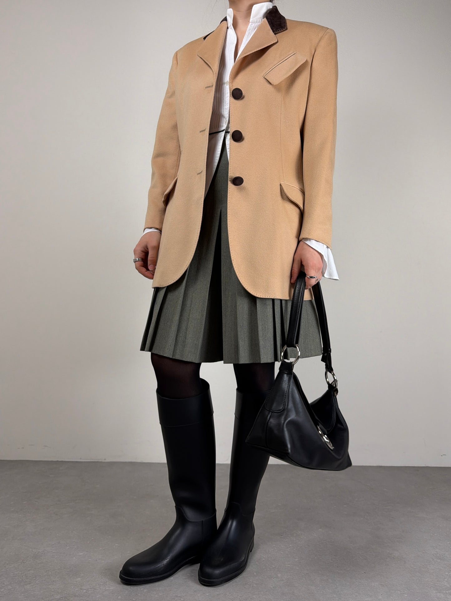 Blazer sartoriale in lana e cashmere con inserti in pelle scamosciata