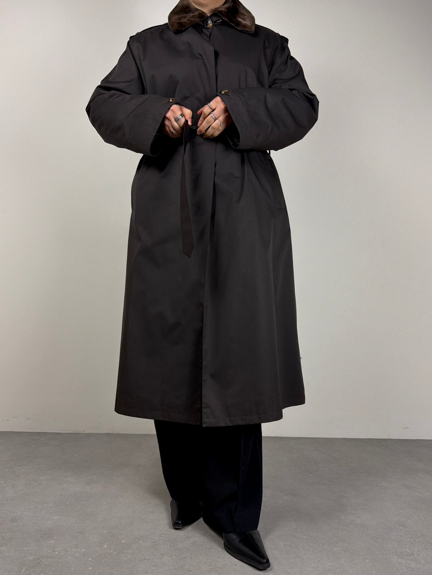 Trench vintage new old stock marrone, con l’interno staccabile in vera pelliccia lapin