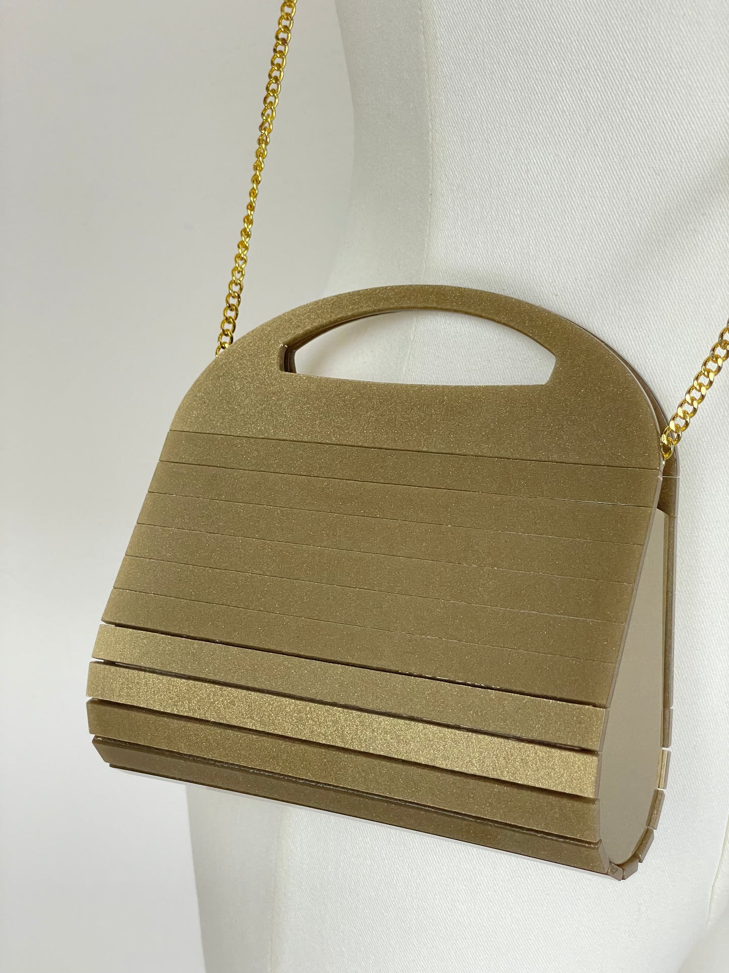 Borsetta vintage in acrilico oro con manico e tracolla