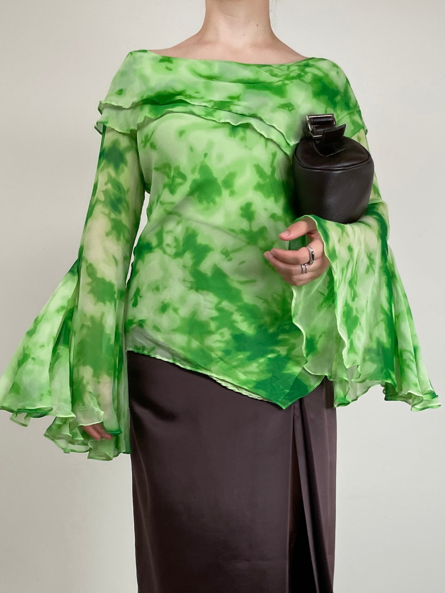 Top vintage in seta tie-dye con balze e maniche a campana