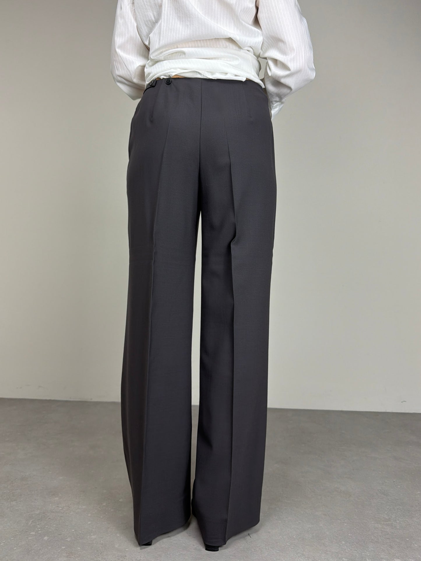 Completo vintage minimal in fresco di lana grigio salvia