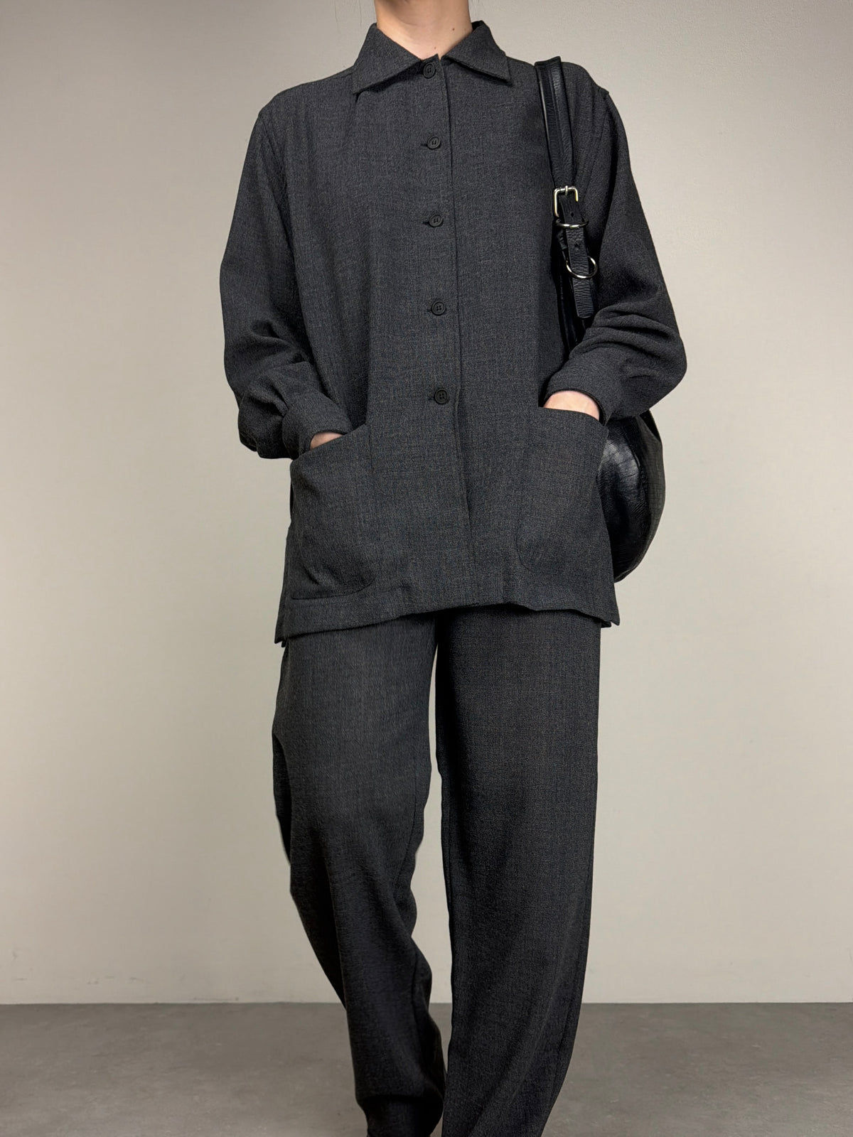 Completo in crêpe di lana con camicia e pantalone