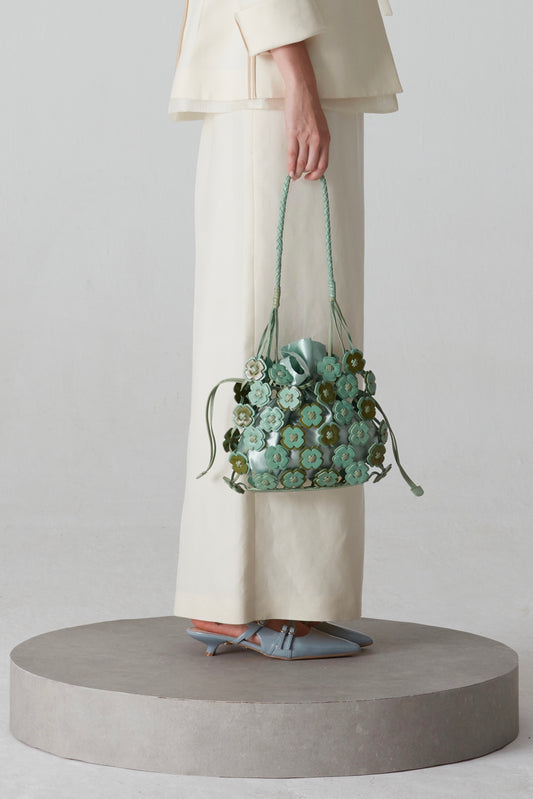 Borsa in vera pelle intrecciata con applicazioni floreali