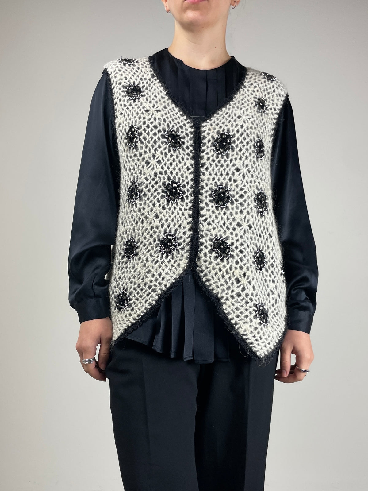 Gilet fatto a mano in lana con fiori e perline