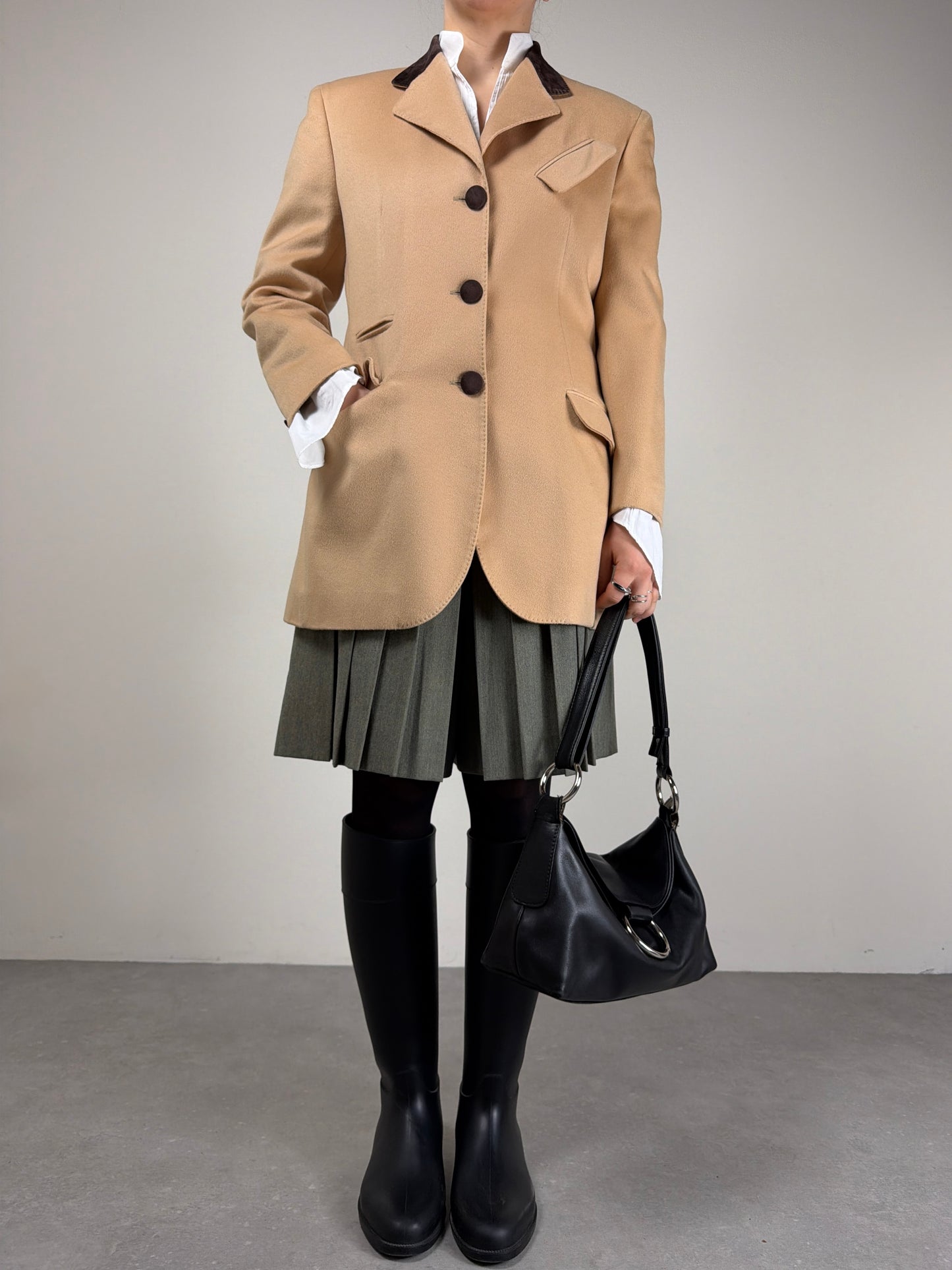Blazer sartoriale in lana e cashmere con inserti in pelle scamosciata
