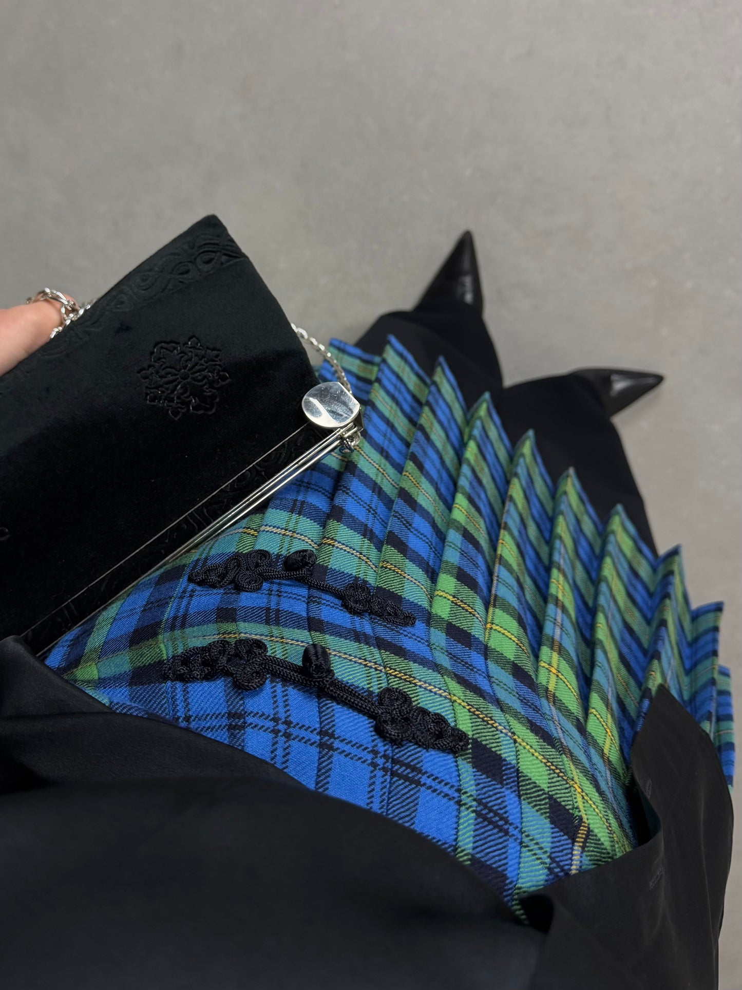 Gonna a pieghe in fantasia tartan con alamari