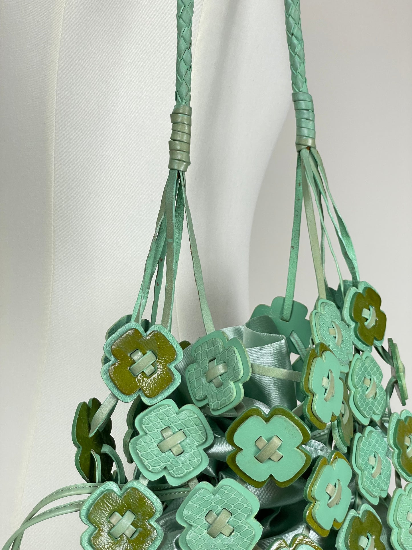 Borsa in vera pelle intrecciata con applicazioni floreali