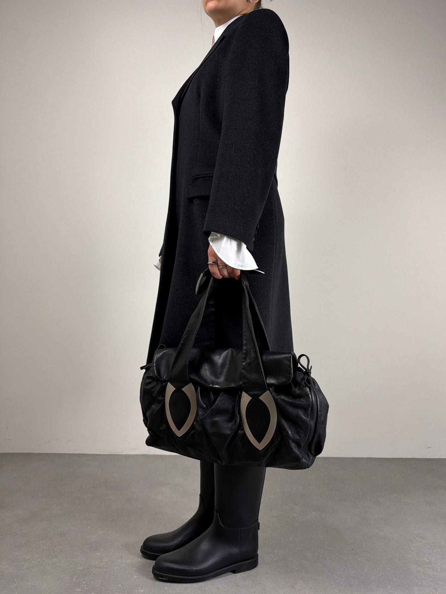 Borsa da spalla in pelle con dettagli in metallo