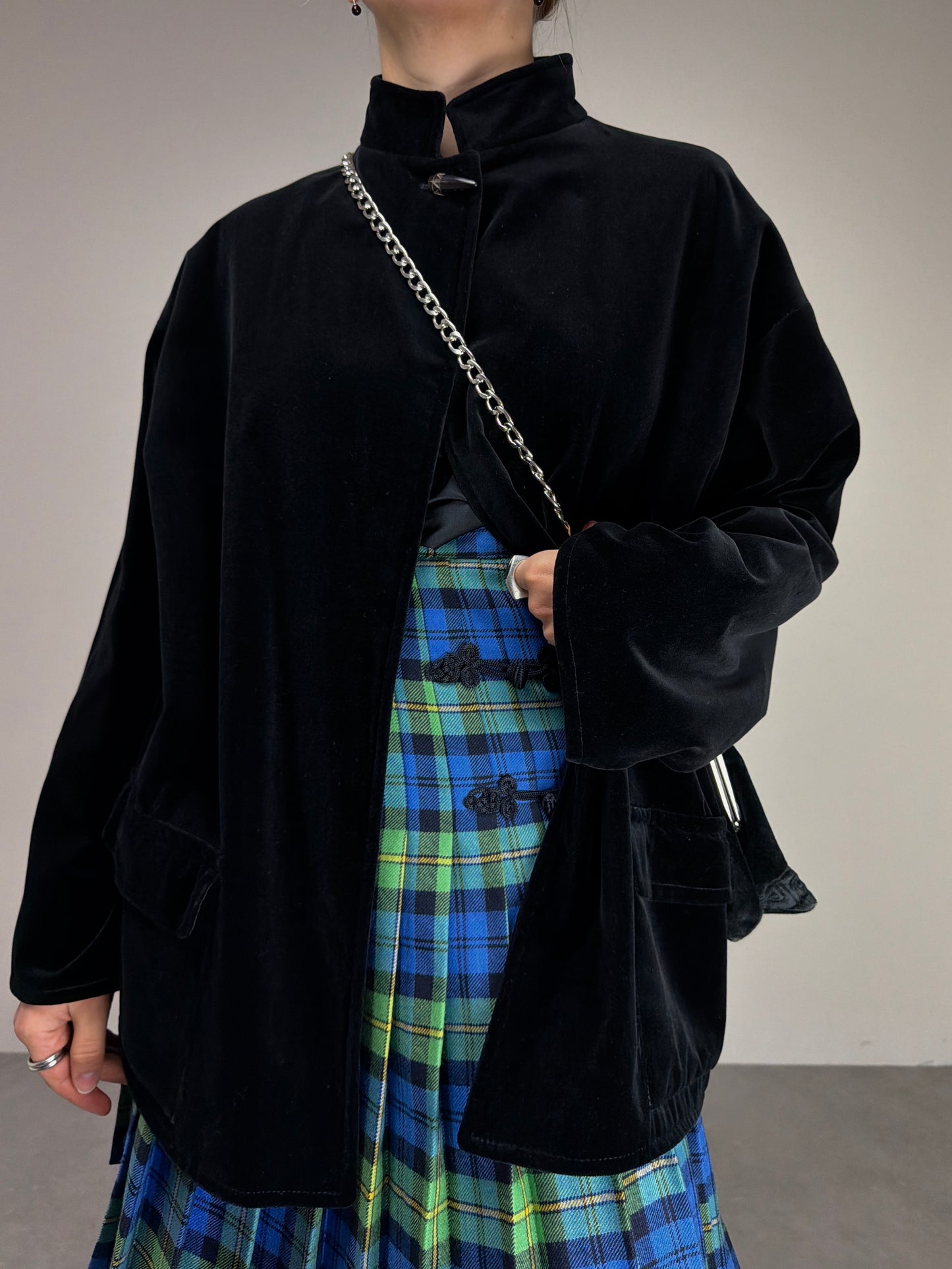 Giacca vintage in velluto di cotone nero con chiusura al collo