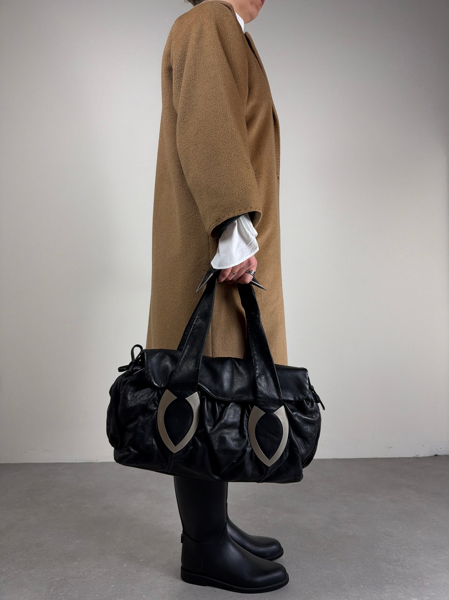Borsa da spalla in pelle con dettagli in metallo