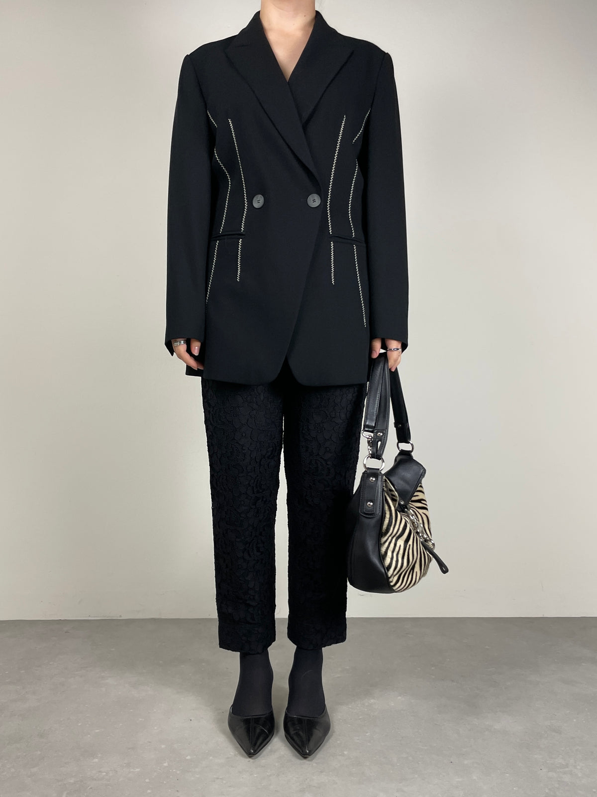 Blazer in lana vergine nero con ricami bianchi
