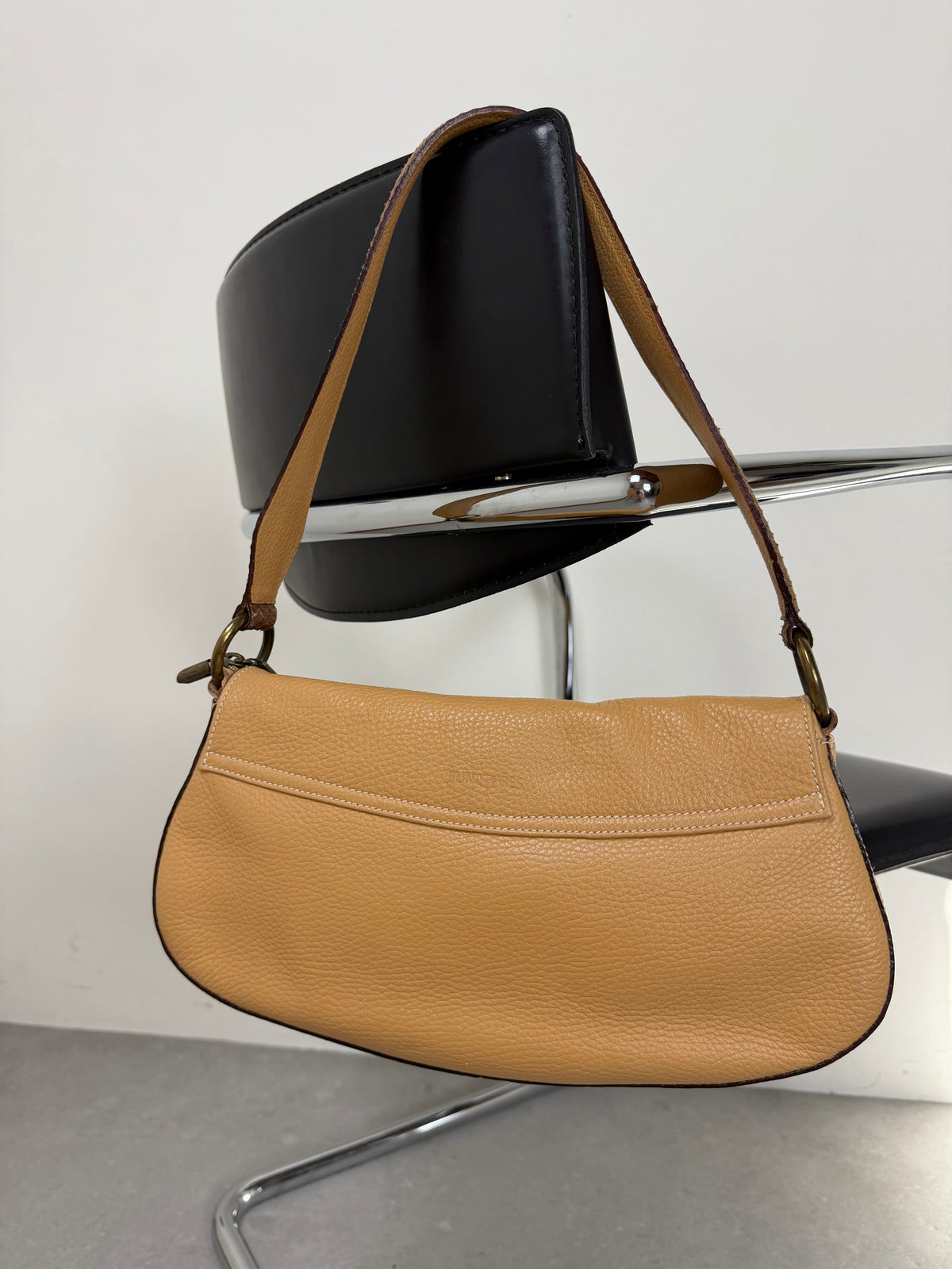 Borsa in vera pelle con dettagli in metallo
