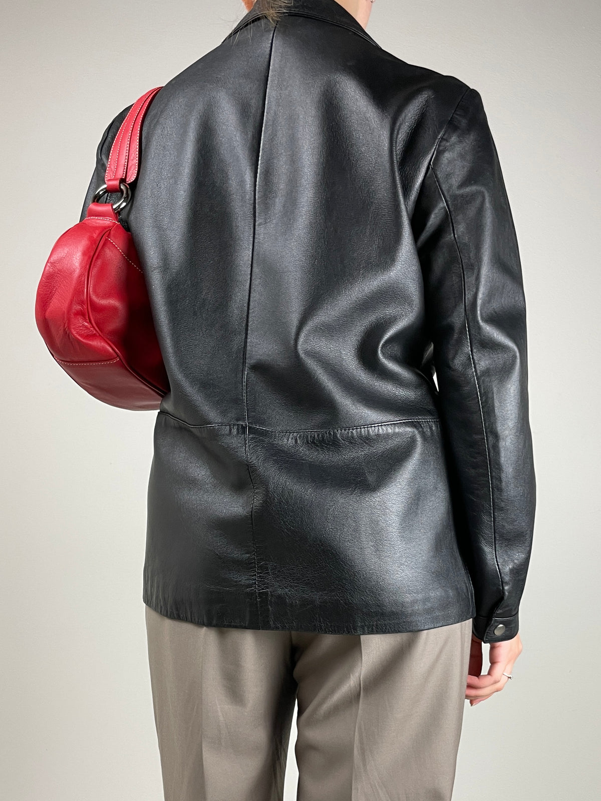 Giacca minimal in vera pelle nera