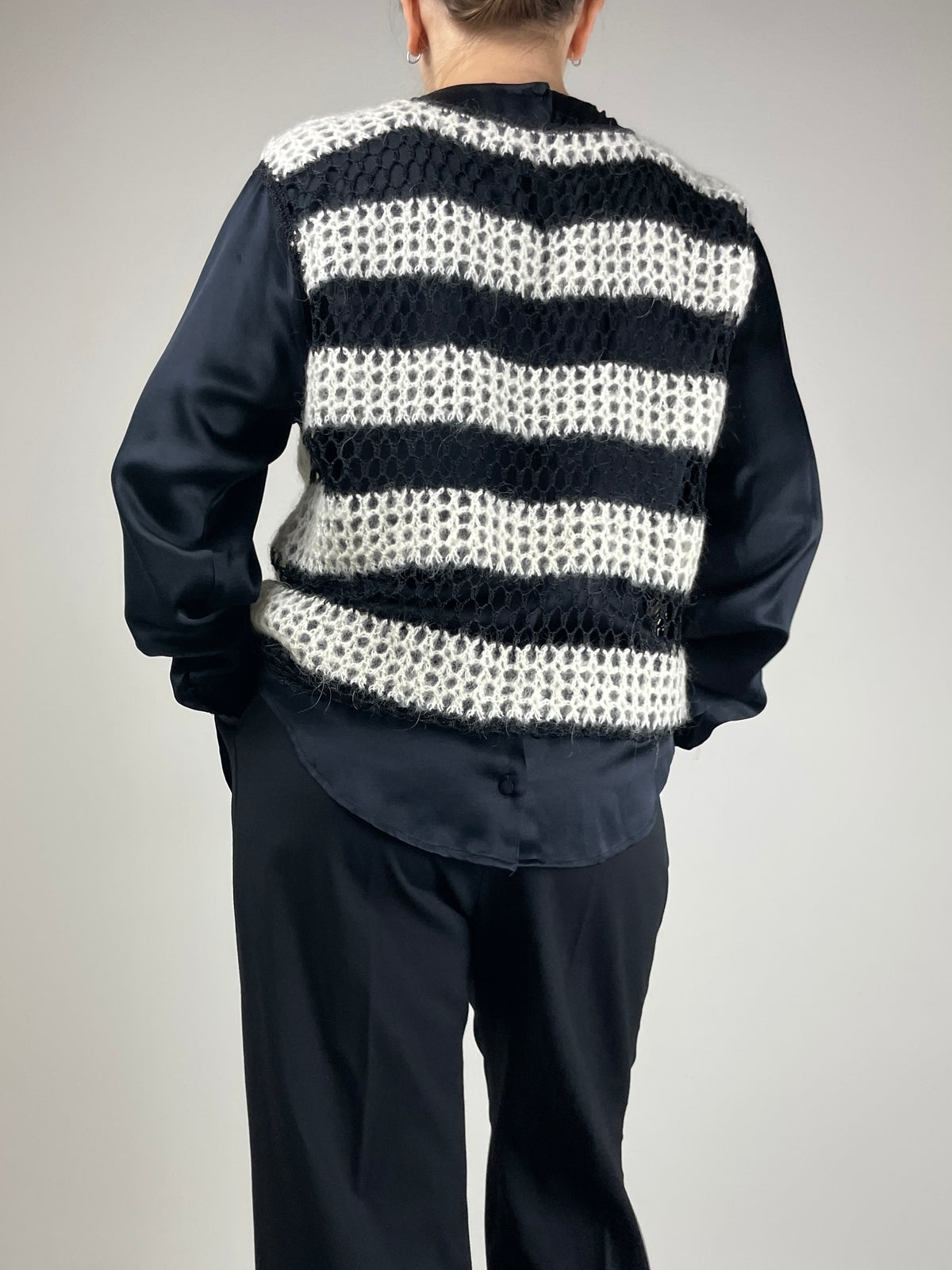 Gilet fatto a mano in lana con fiori e perline