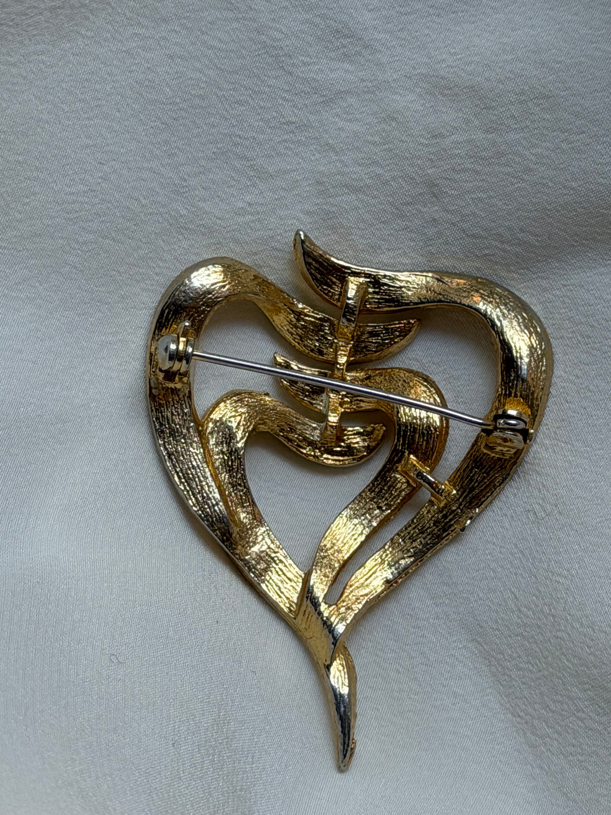 Spilla a cuore astratto
