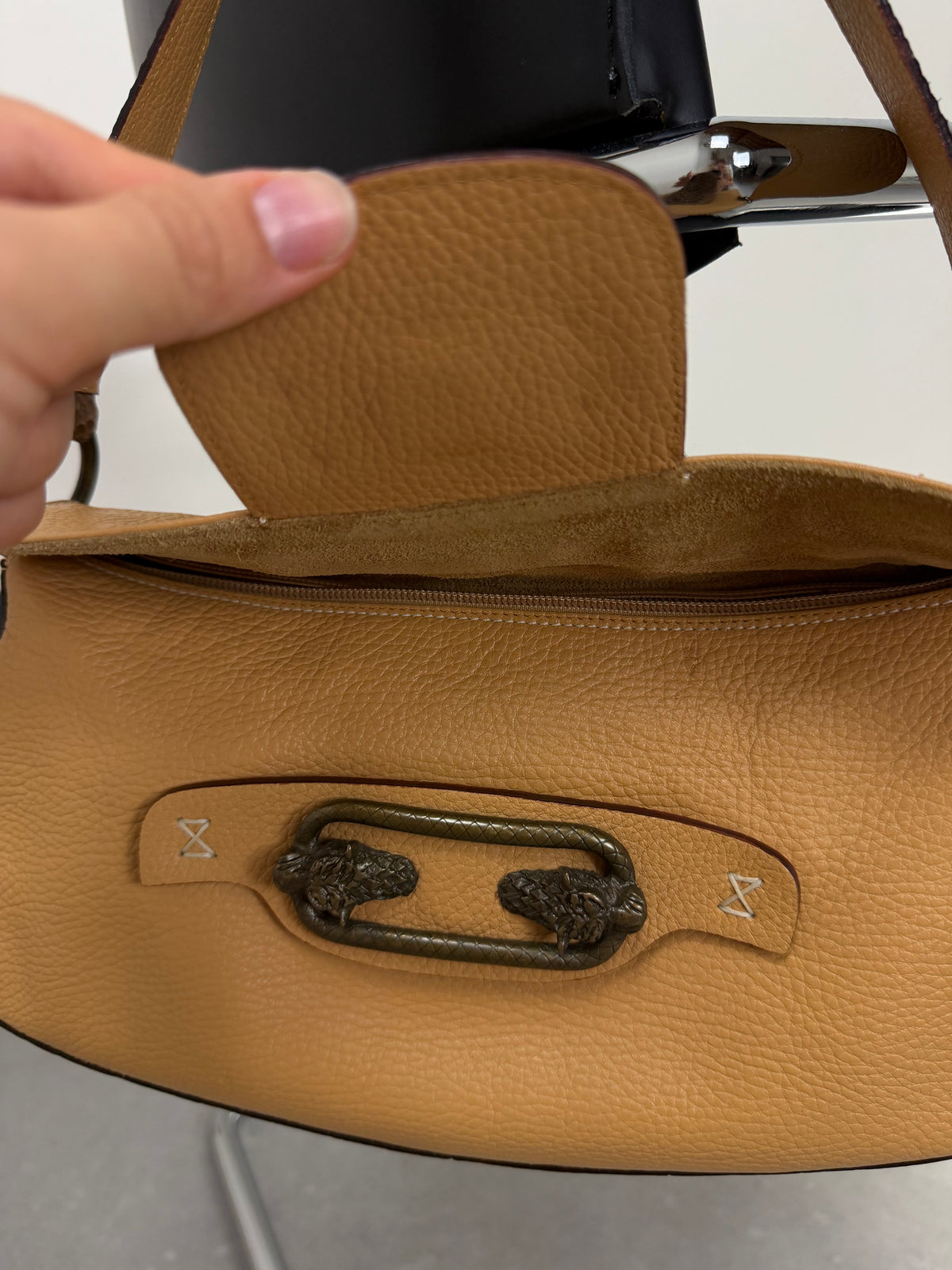 Borsa in vera pelle con dettagli in metallo